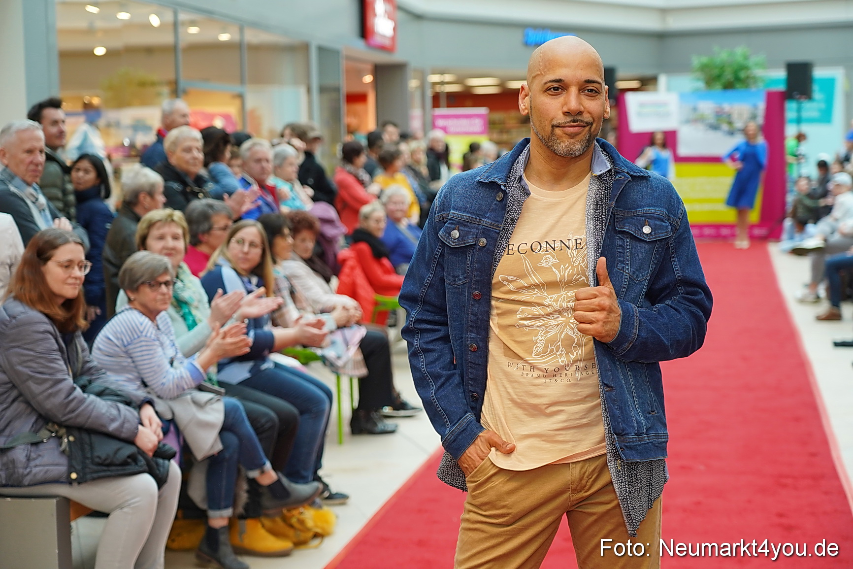 Fruehlingsmodenschau im NeuenMarkt 2024 0073