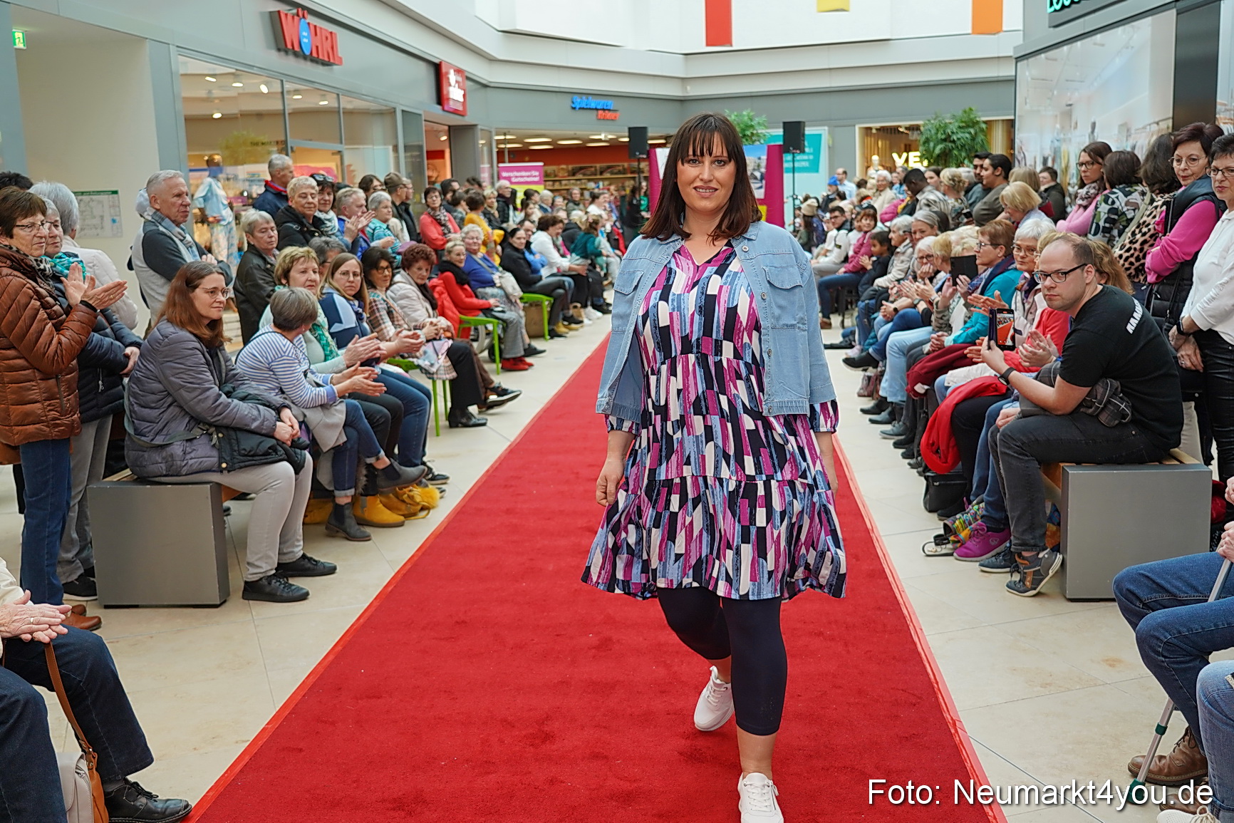 Fruehlingsmodenschau im NeuenMarkt 2024 0074