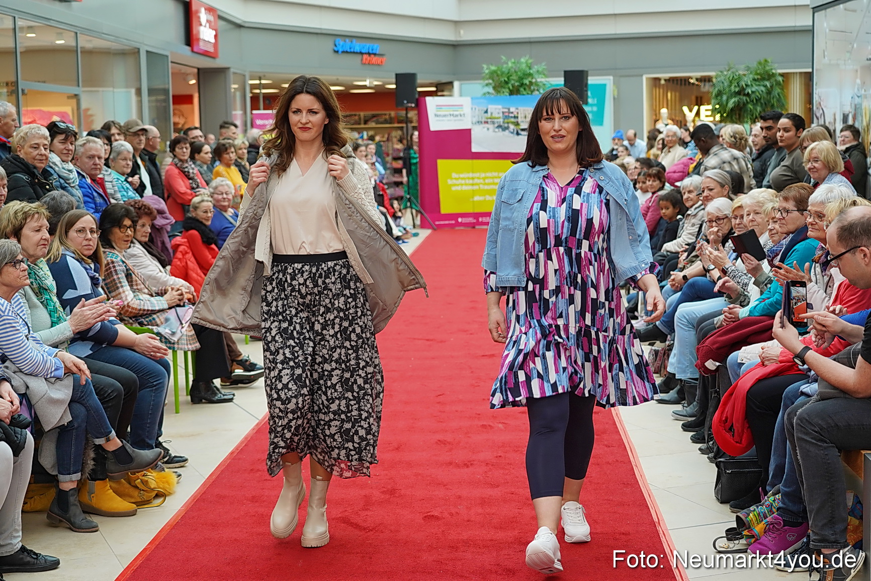 Fruehlingsmodenschau im NeuenMarkt 2024 0076