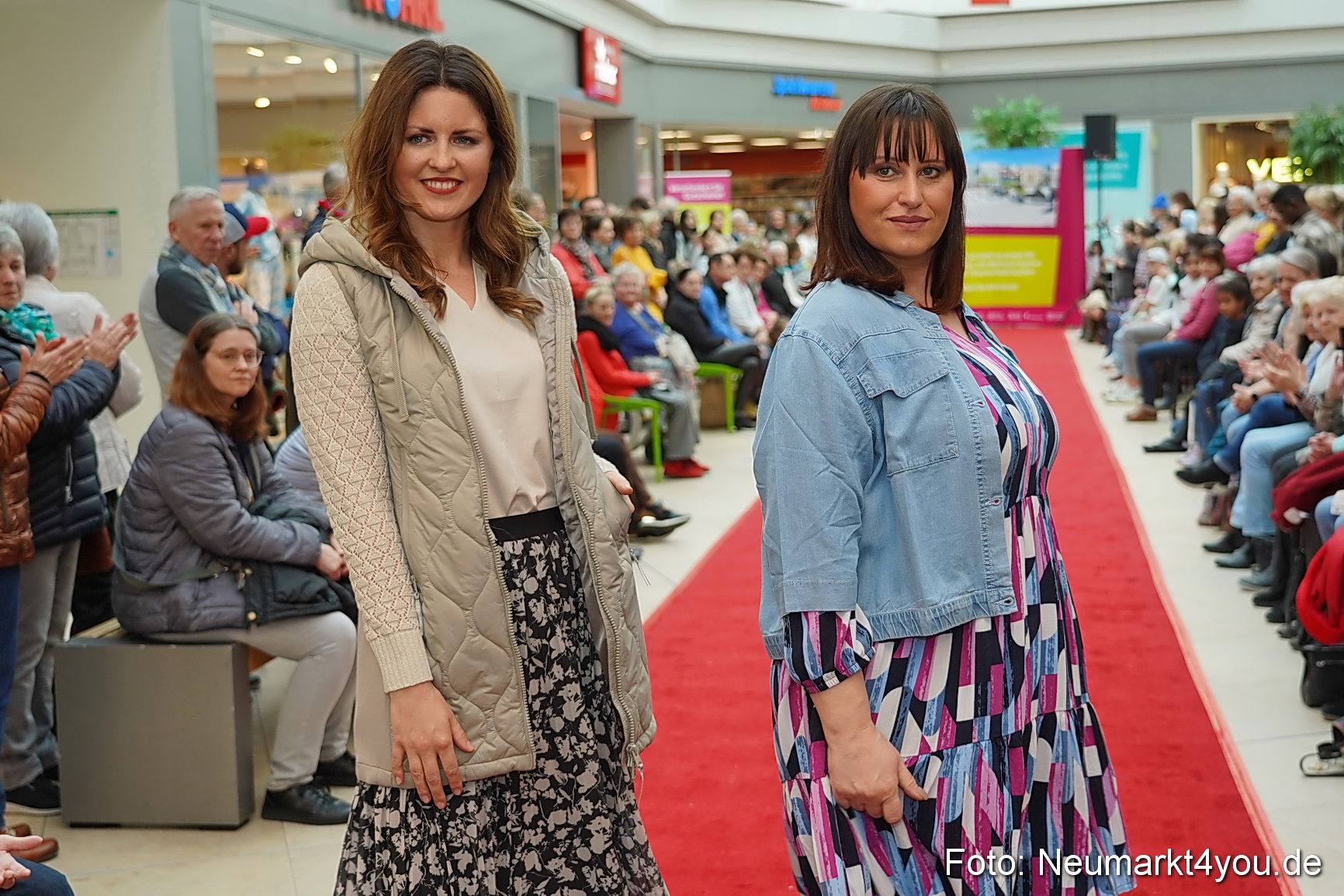 Fruehlingsmodenschau im NeuenMarkt 2024 0077