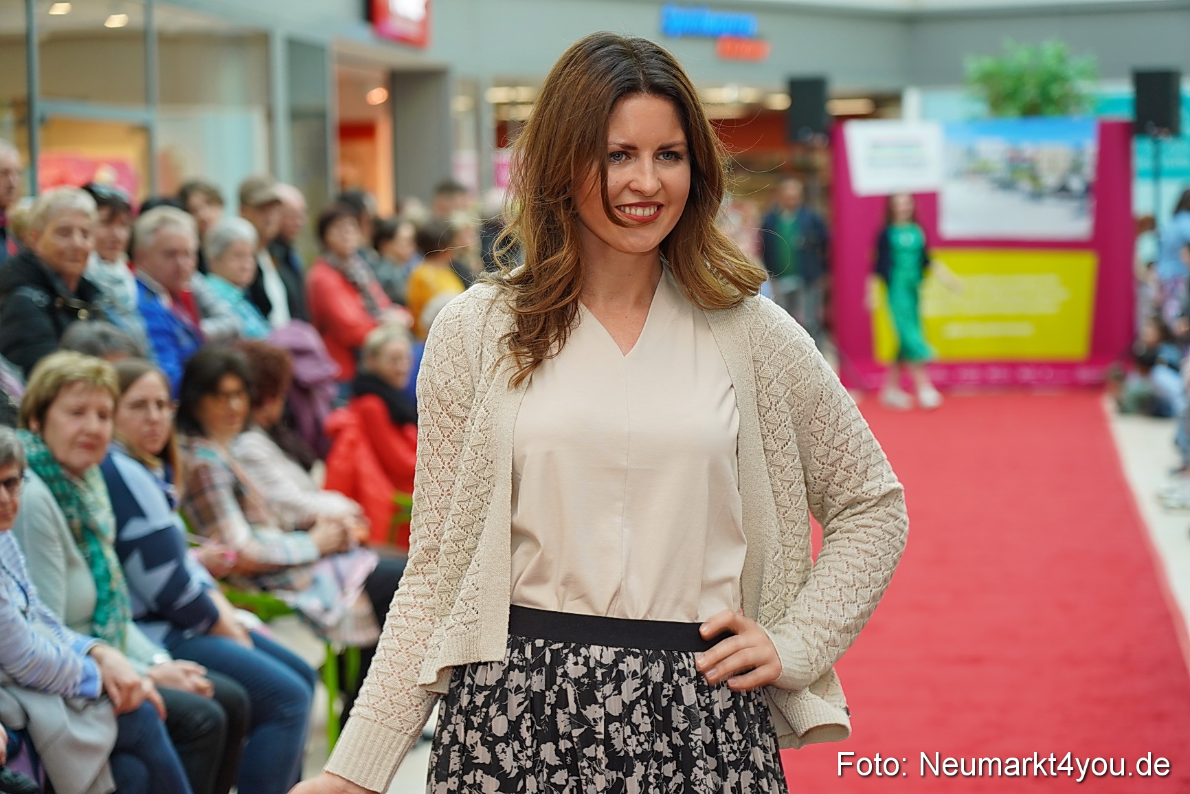 Fruehlingsmodenschau im NeuenMarkt 2024 0078