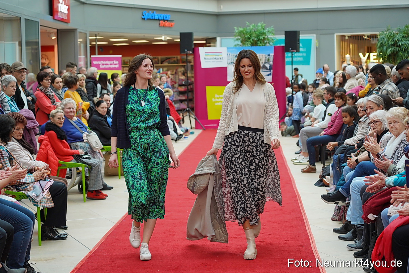 Fruehlingsmodenschau im NeuenMarkt 2024 0079
