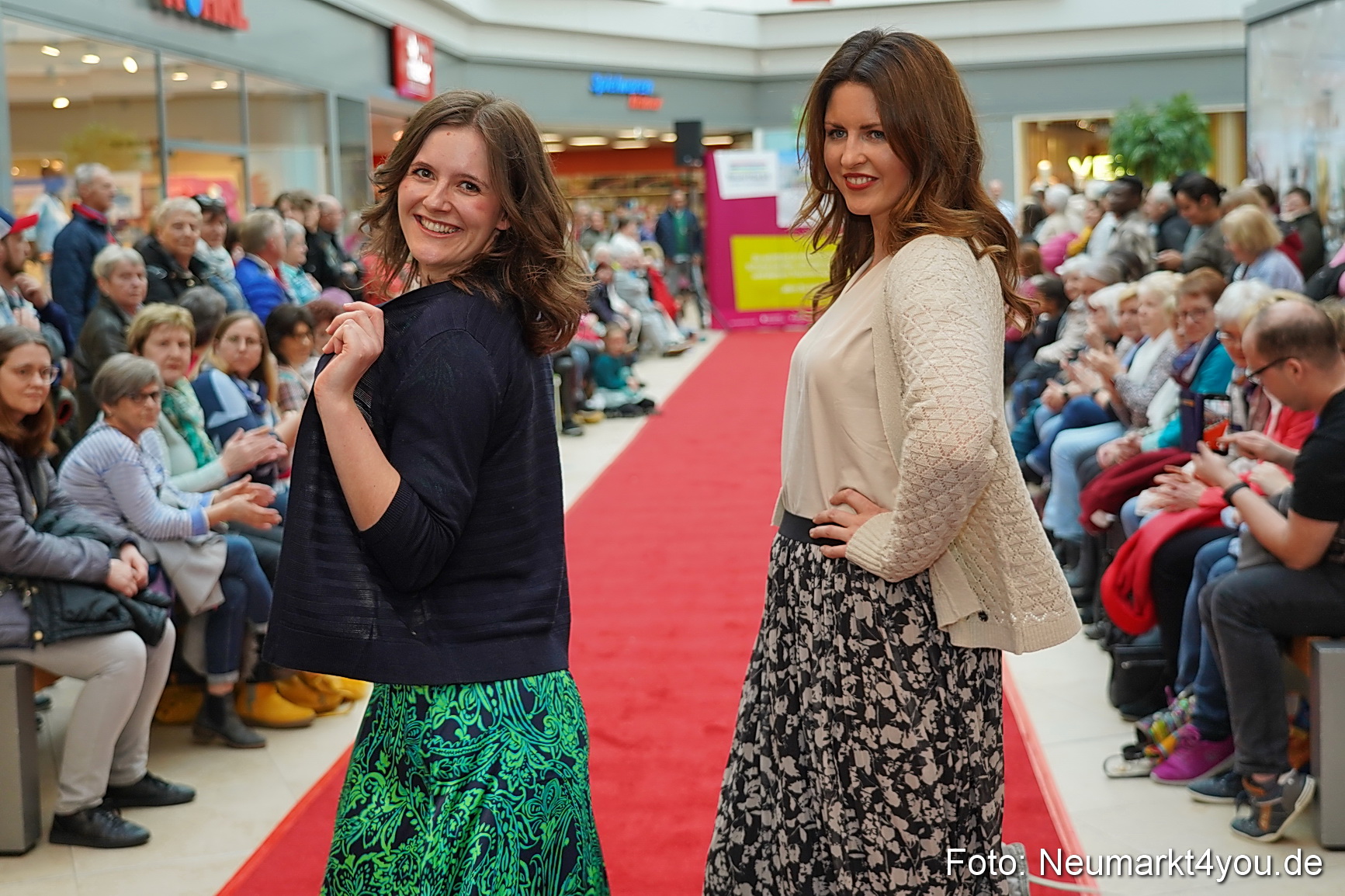 Fruehlingsmodenschau im NeuenMarkt 2024 0081