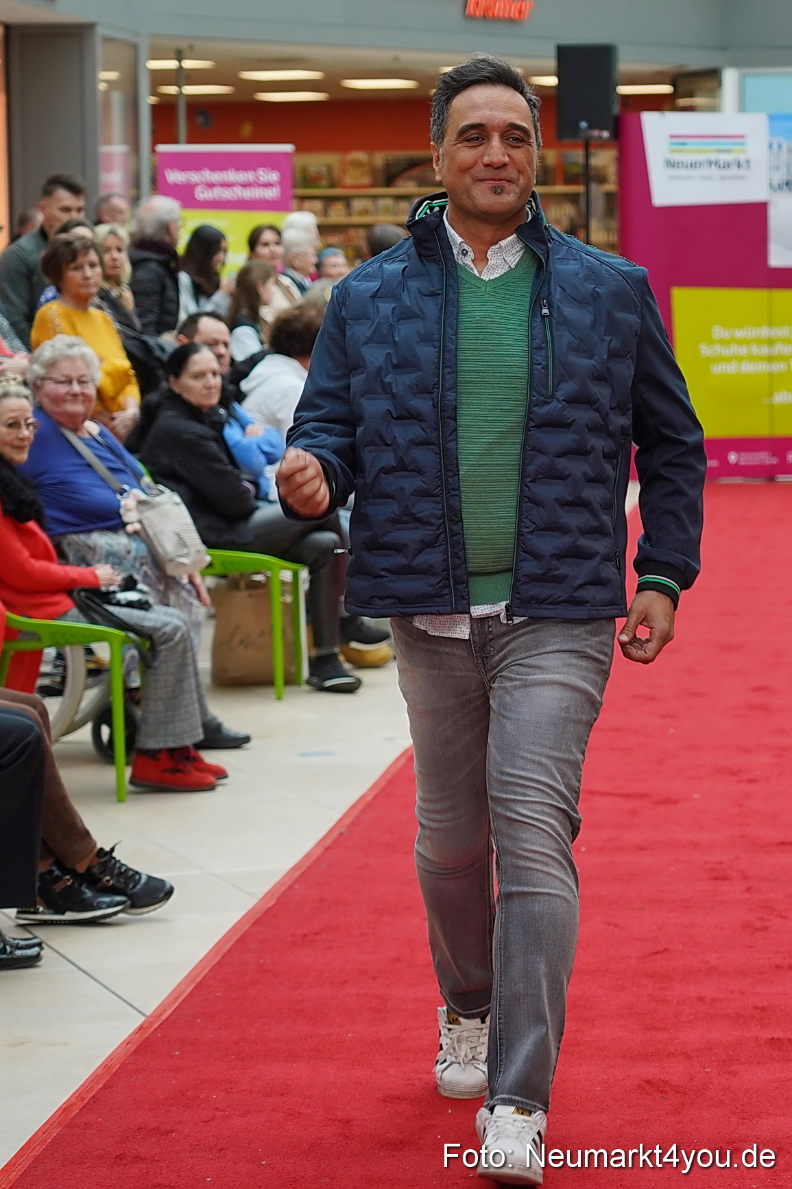 Fruehlingsmodenschau im NeuenMarkt 2024 0082