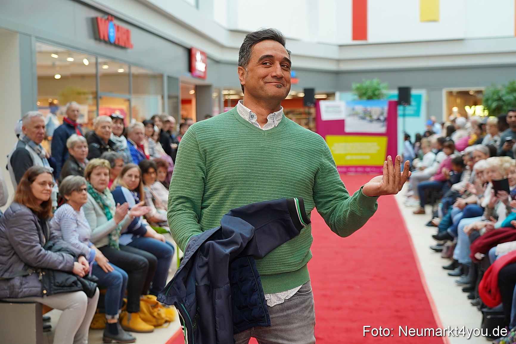 Fruehlingsmodenschau im NeuenMarkt 2024 0083