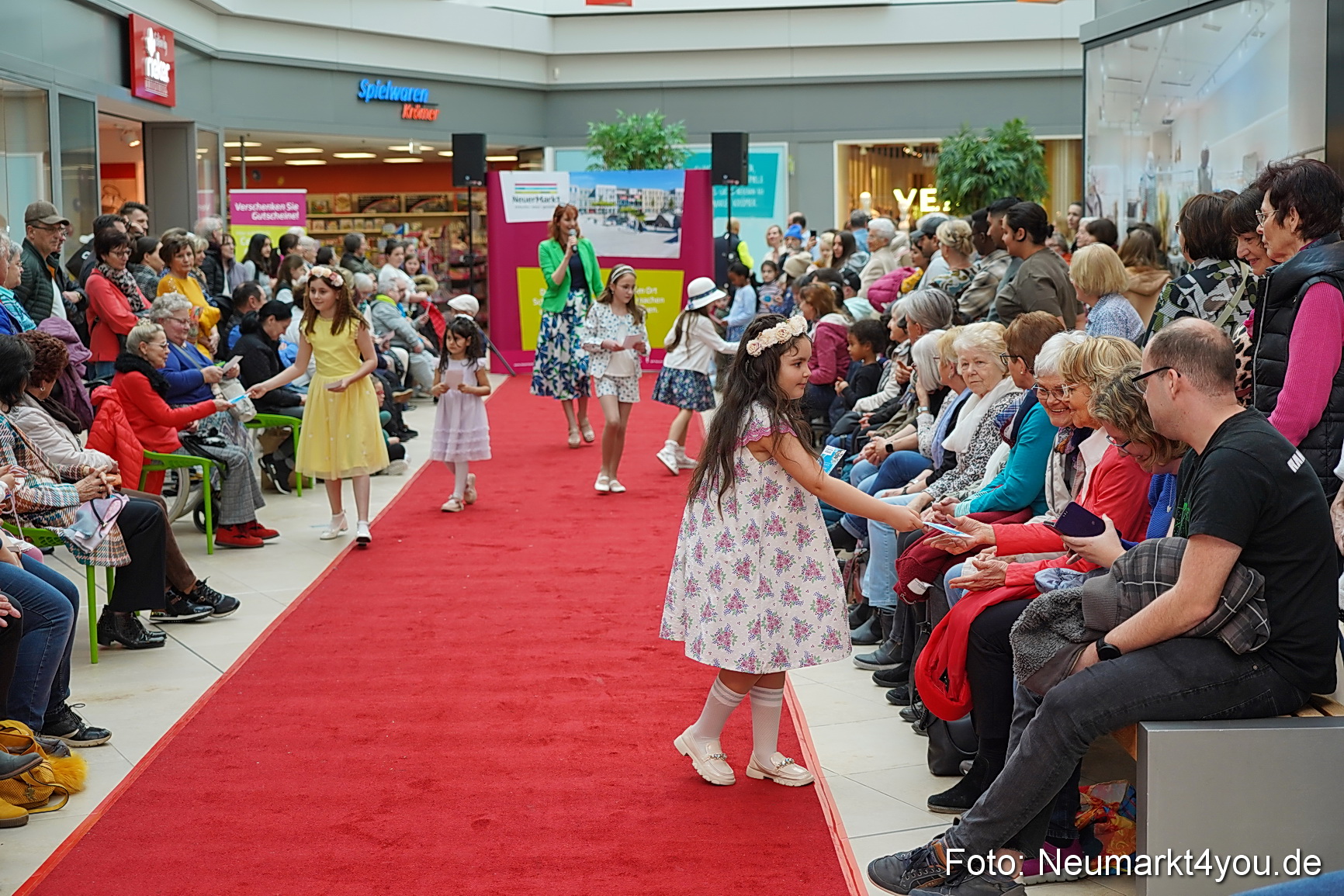 Fruehlingsmodenschau im NeuenMarkt 2024 0084