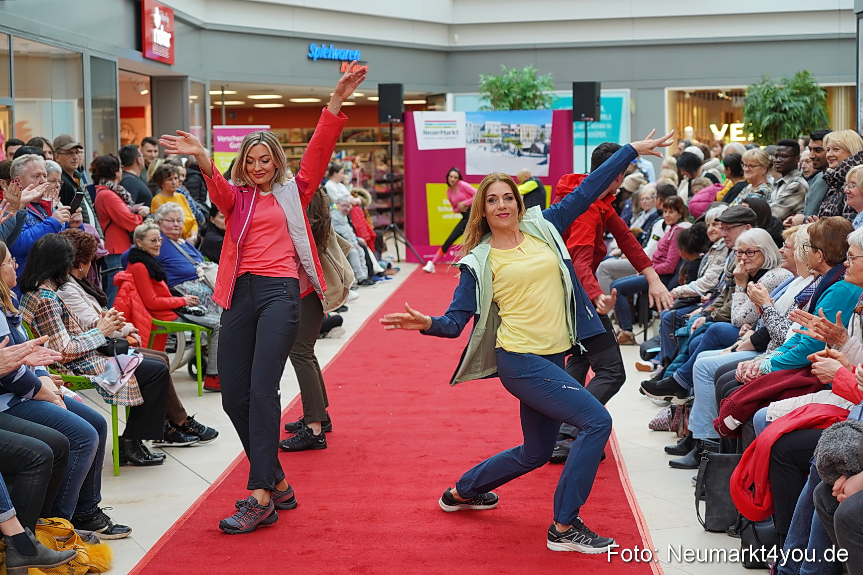 Fruehlingsmodenschau im NeuenMarkt 2024 0085