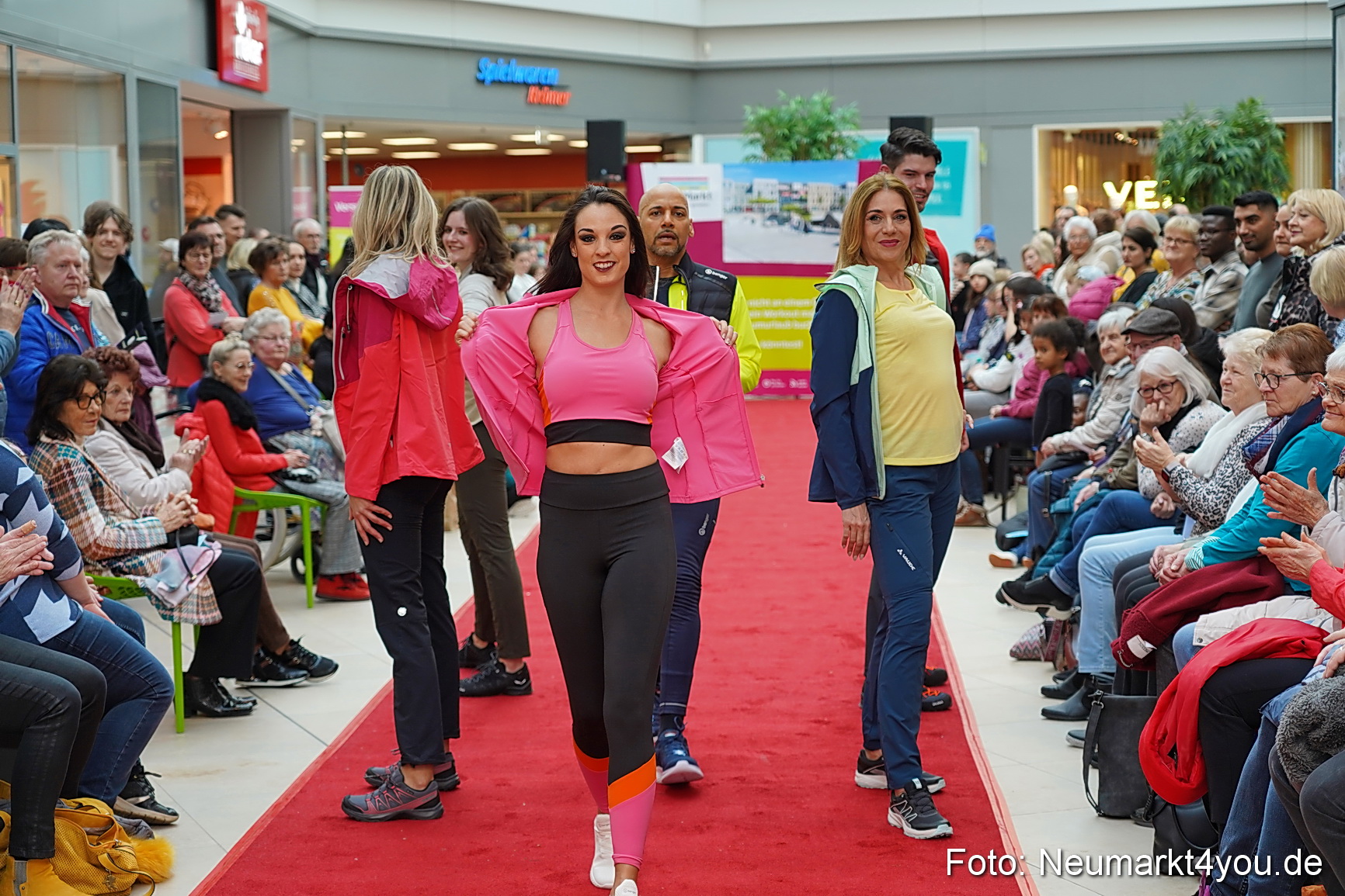 Fruehlingsmodenschau im NeuenMarkt 2024 0086