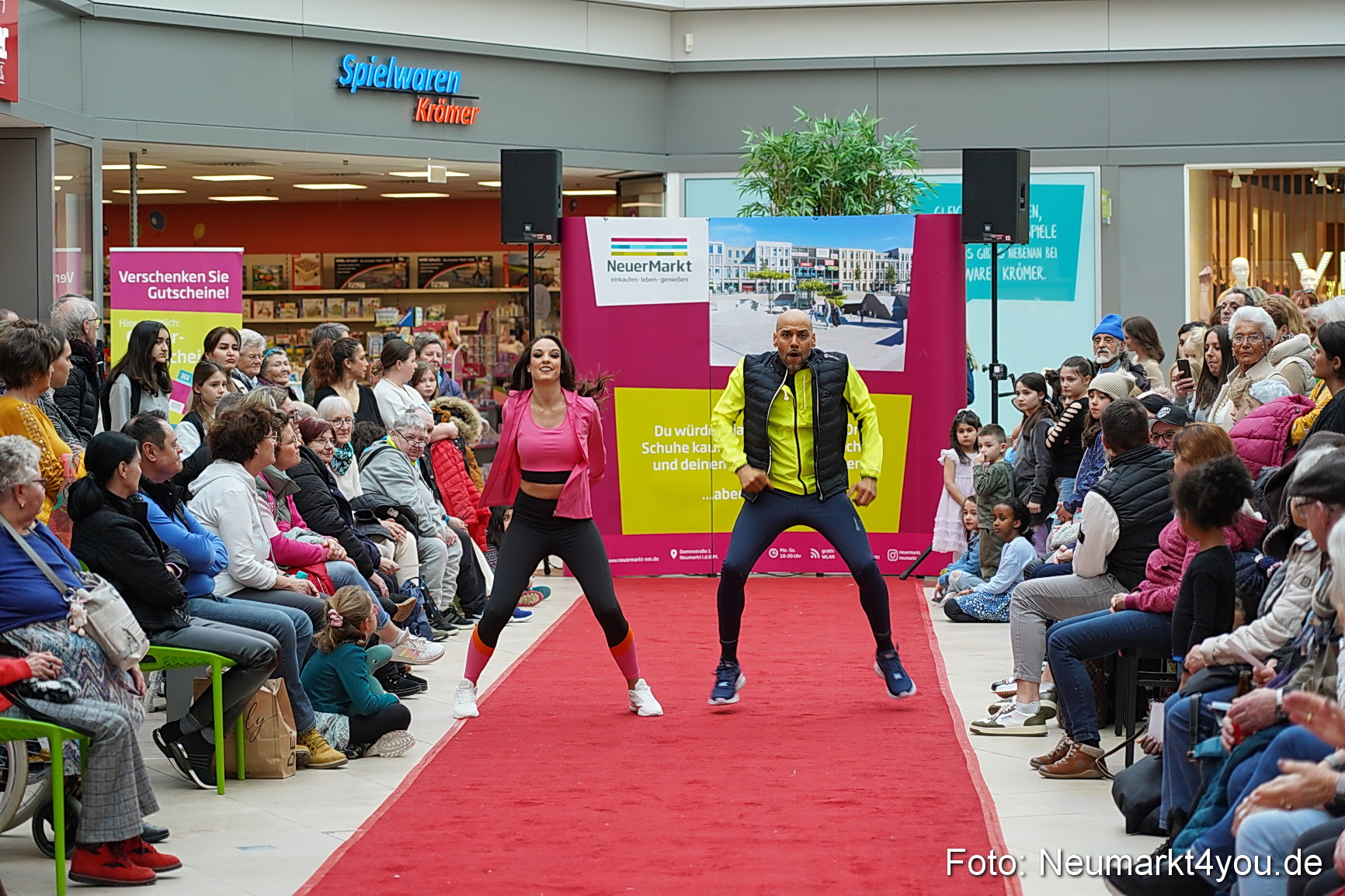 Fruehlingsmodenschau im NeuenMarkt 2024 0087