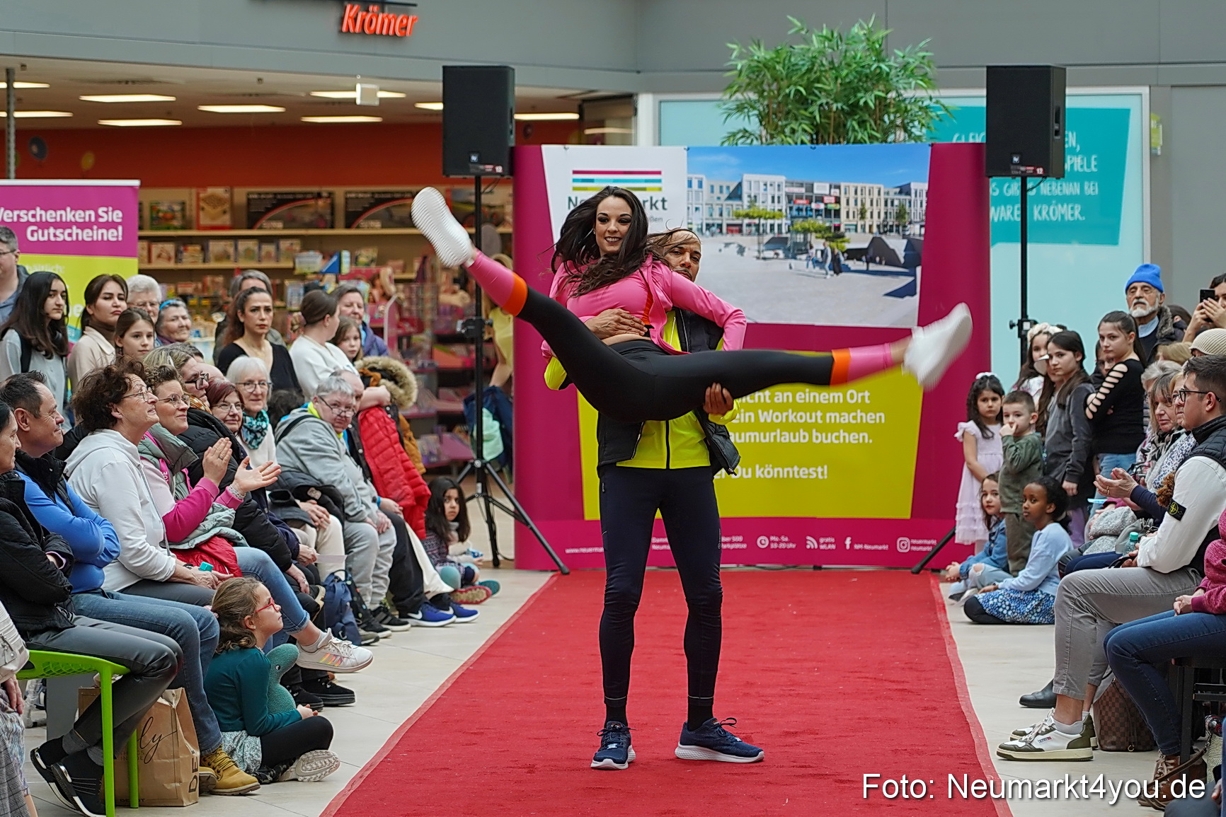 Fruehlingsmodenschau im NeuenMarkt 2024 0088