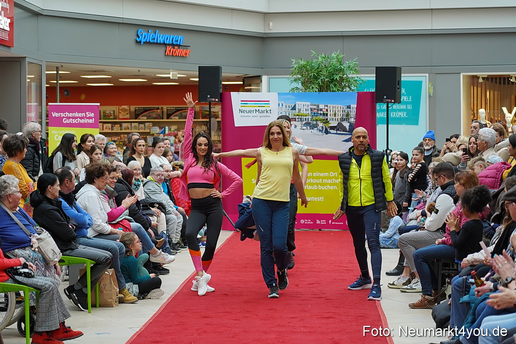 Fruehlingsmodenschau im NeuenMarkt 2024 0089