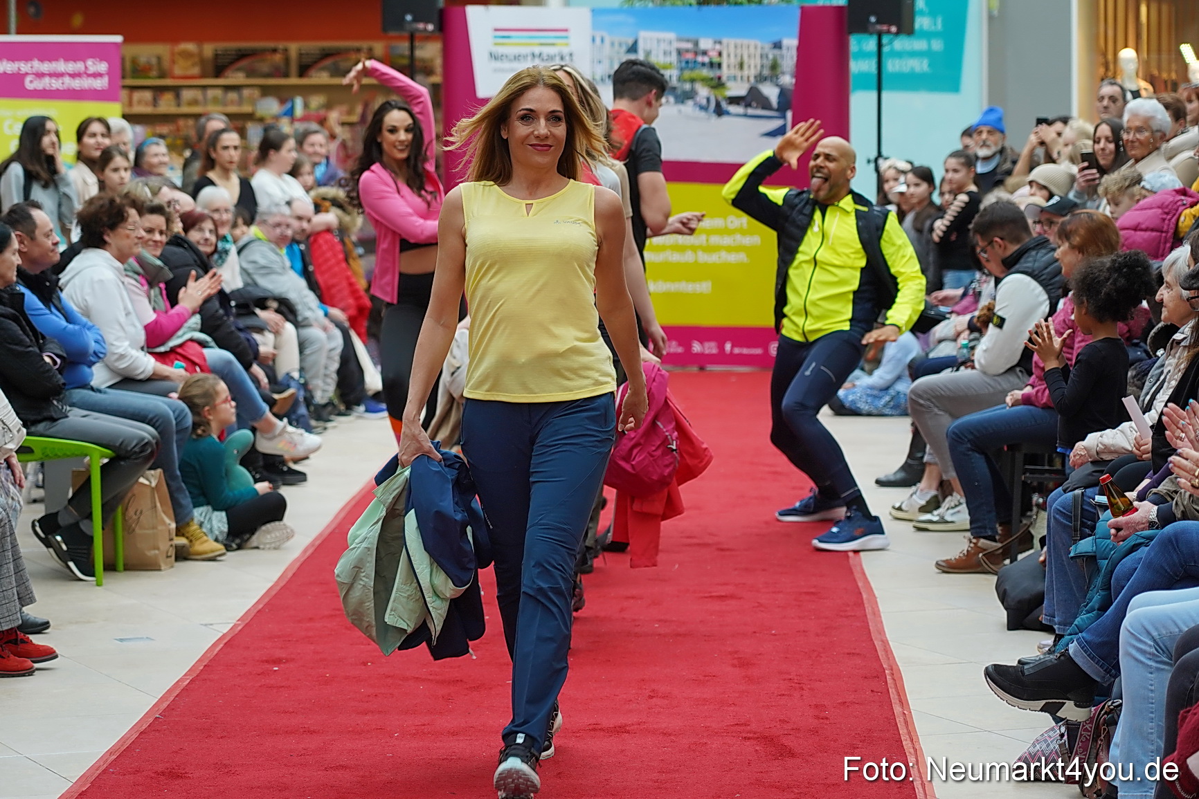 Fruehlingsmodenschau im NeuenMarkt 2024 0090