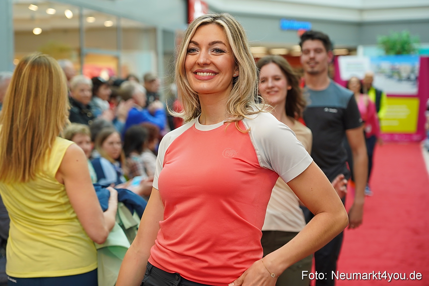 Fruehlingsmodenschau im NeuenMarkt 2024 0092