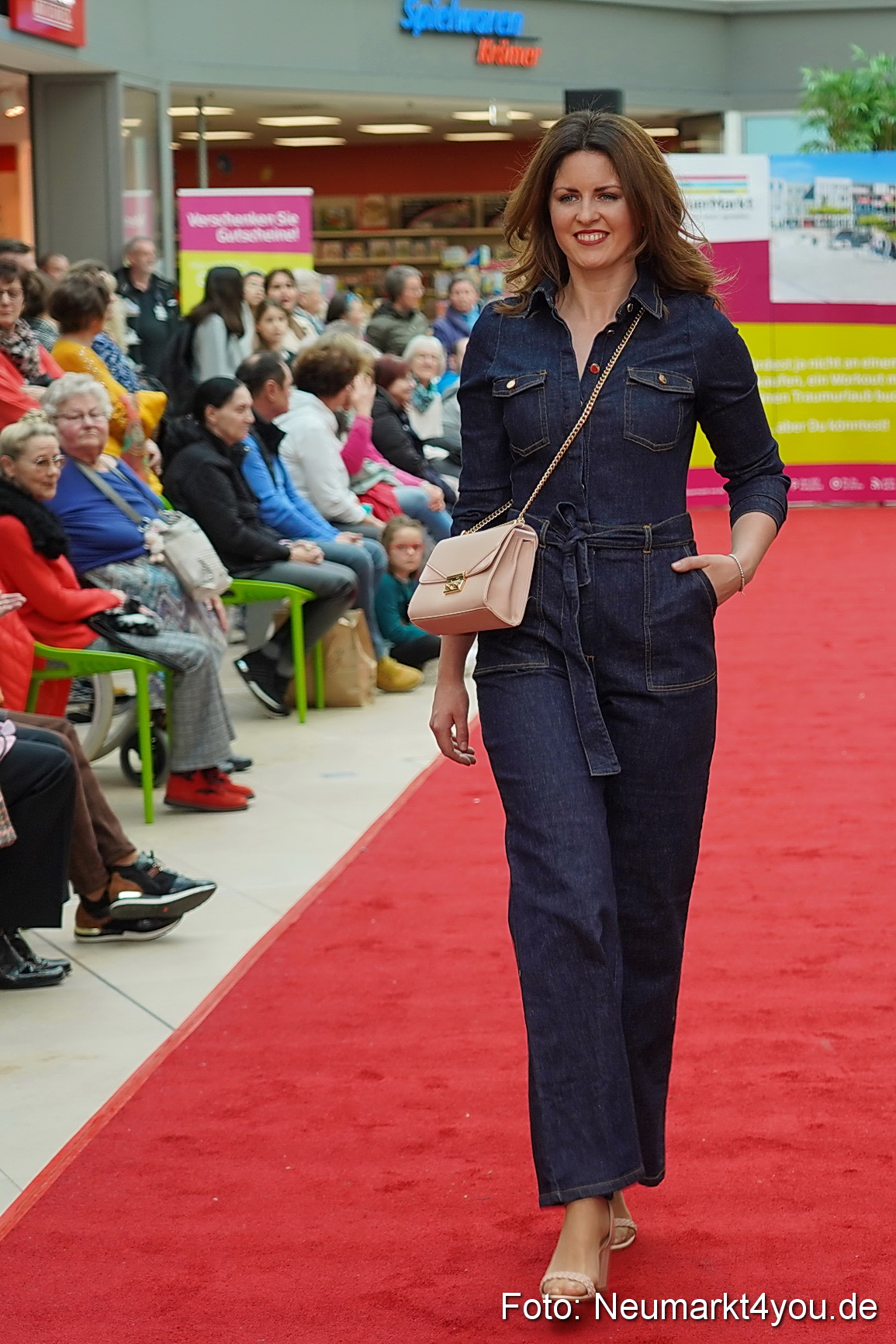 Fruehlingsmodenschau im NeuenMarkt 2024 0093