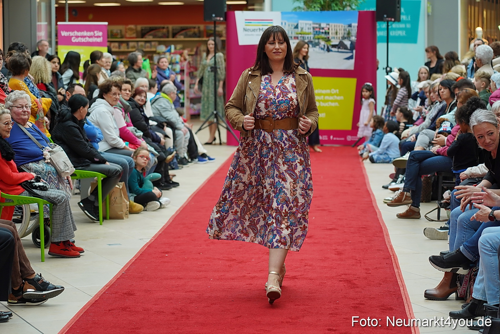 Fruehlingsmodenschau im NeuenMarkt 2024 0095