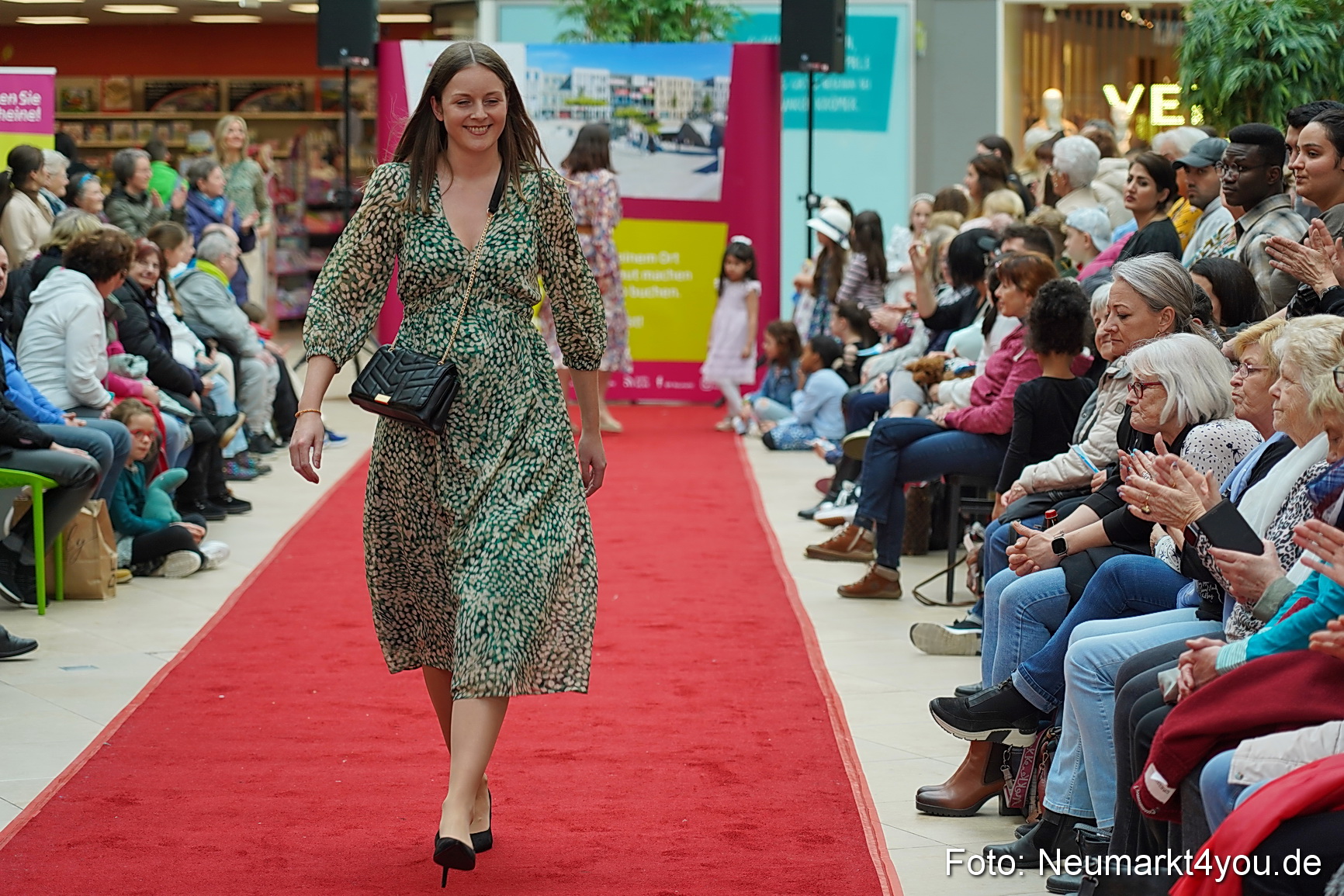 Fruehlingsmodenschau im NeuenMarkt 2024 0097