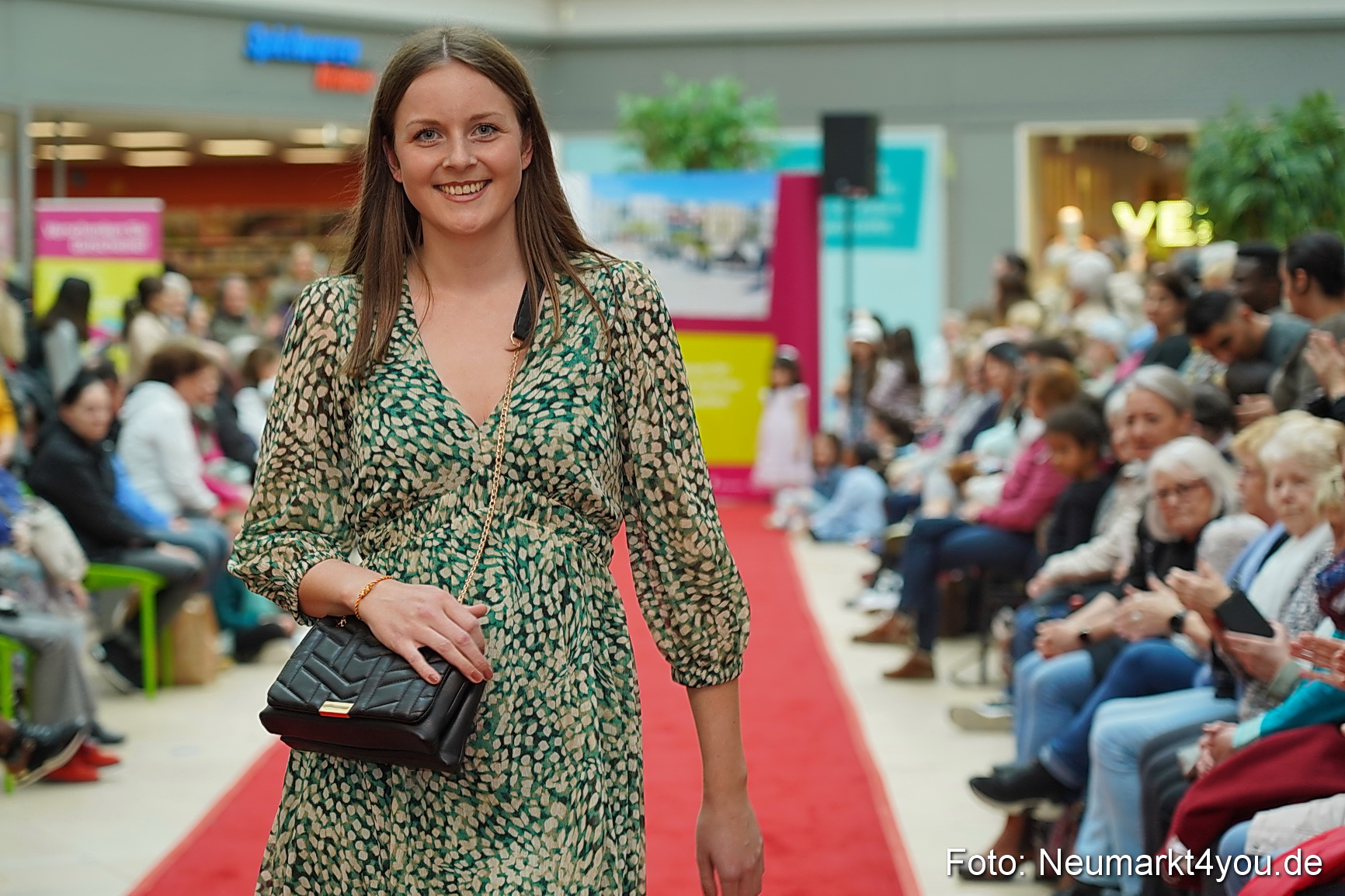 Fruehlingsmodenschau im NeuenMarkt 2024 0098