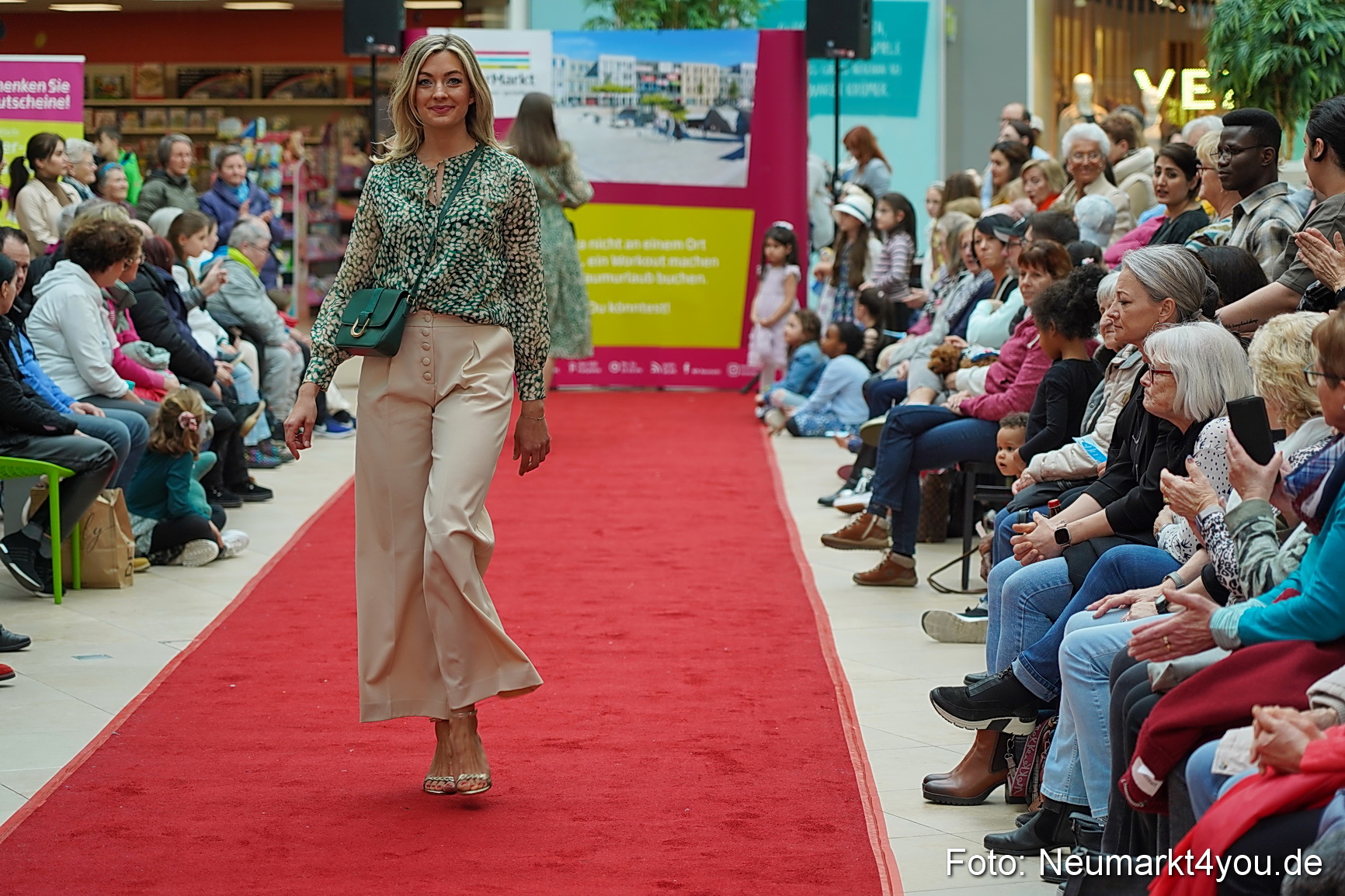 Fruehlingsmodenschau im NeuenMarkt 2024 0100