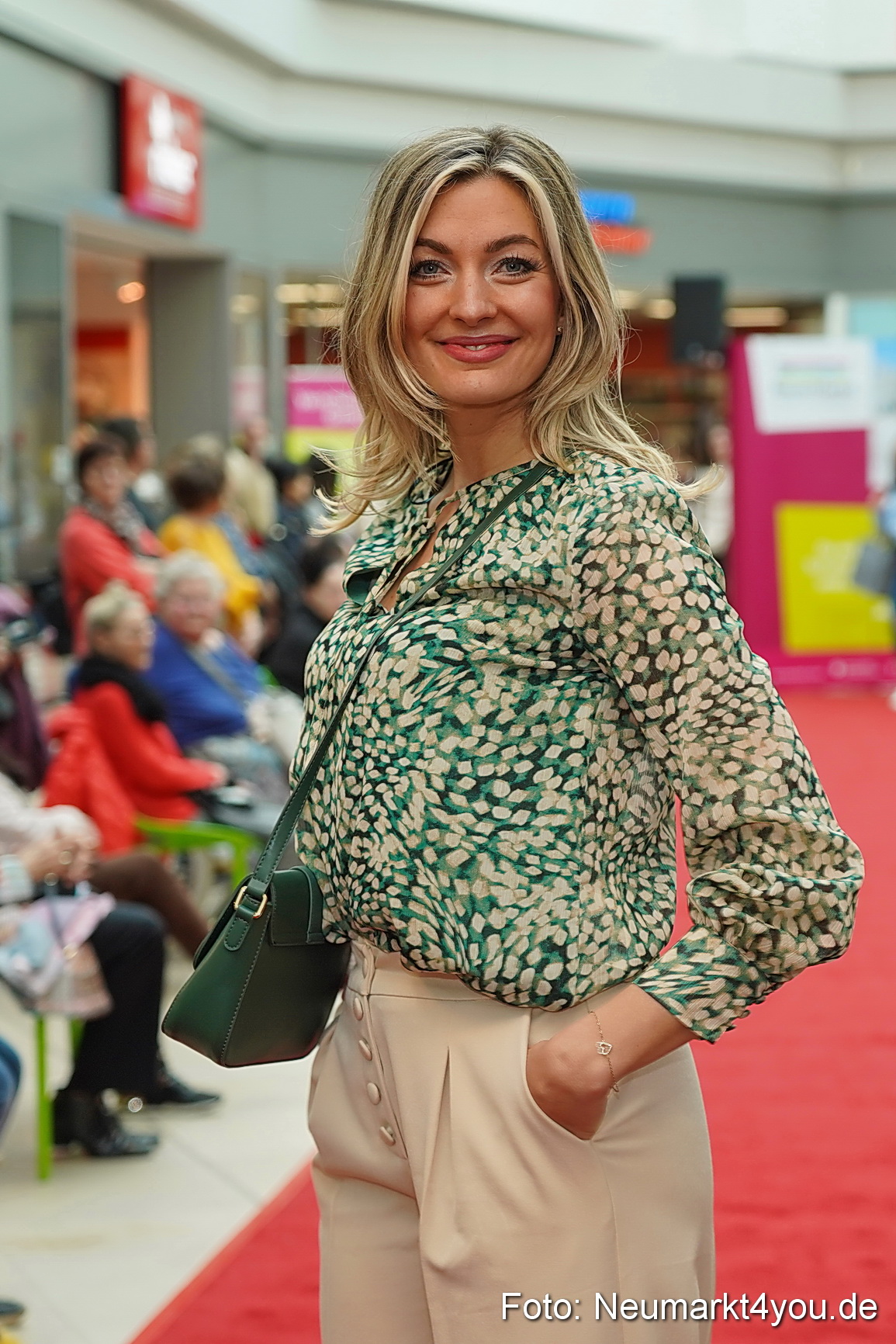 Fruehlingsmodenschau im NeuenMarkt 2024 0101