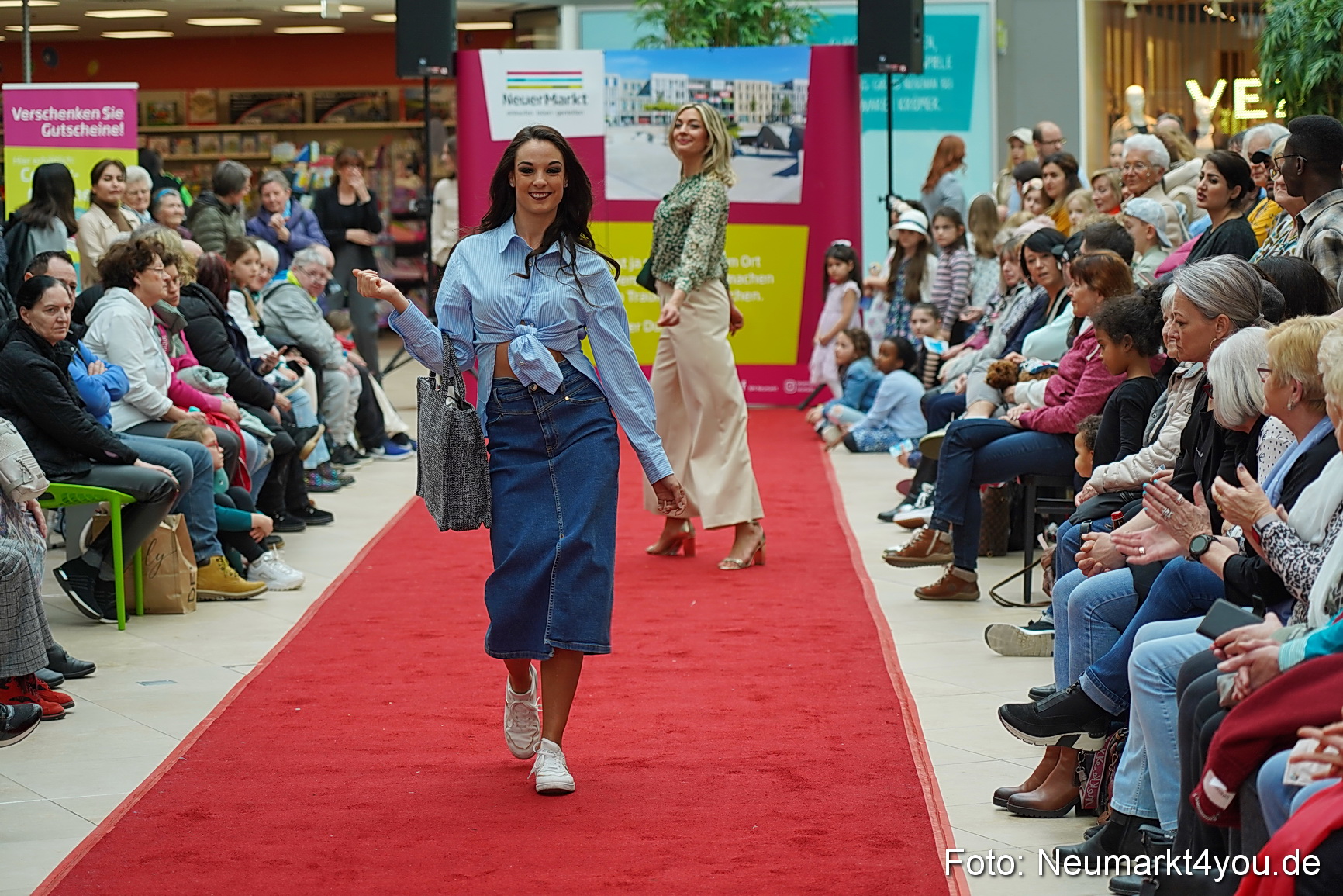 Fruehlingsmodenschau im NeuenMarkt 2024 0102