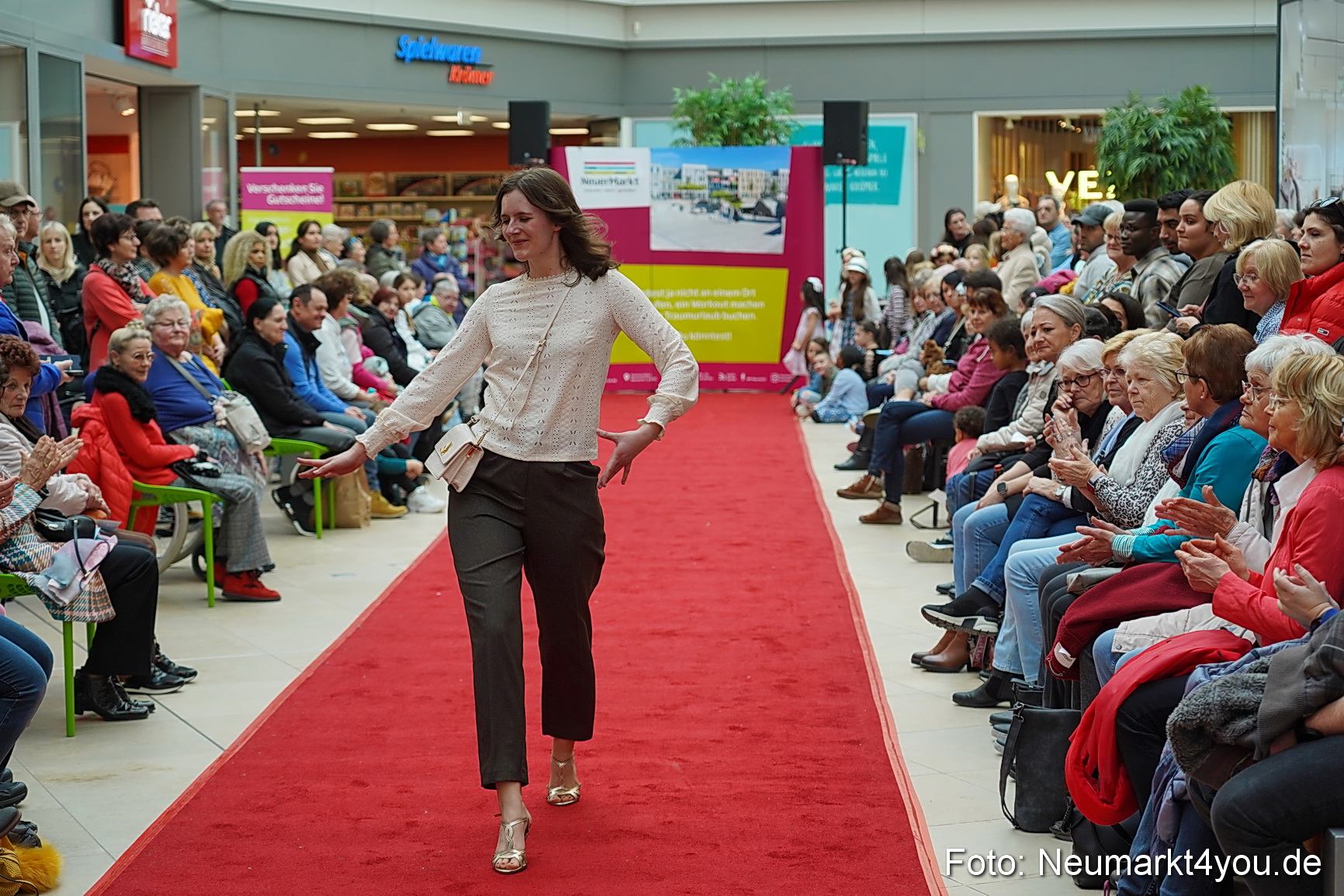 Fruehlingsmodenschau im NeuenMarkt 2024 0104