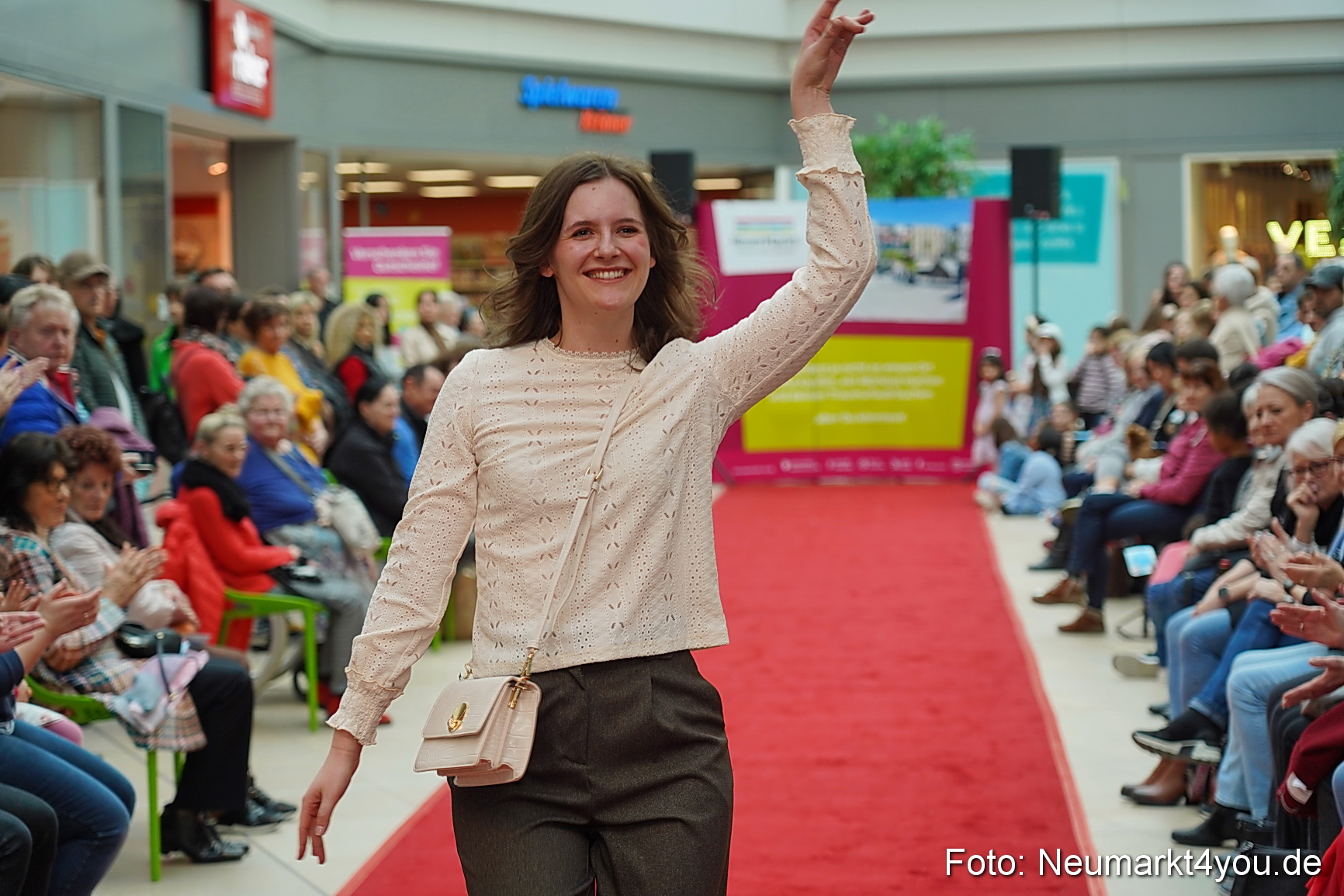 Fruehlingsmodenschau im NeuenMarkt 2024 0105