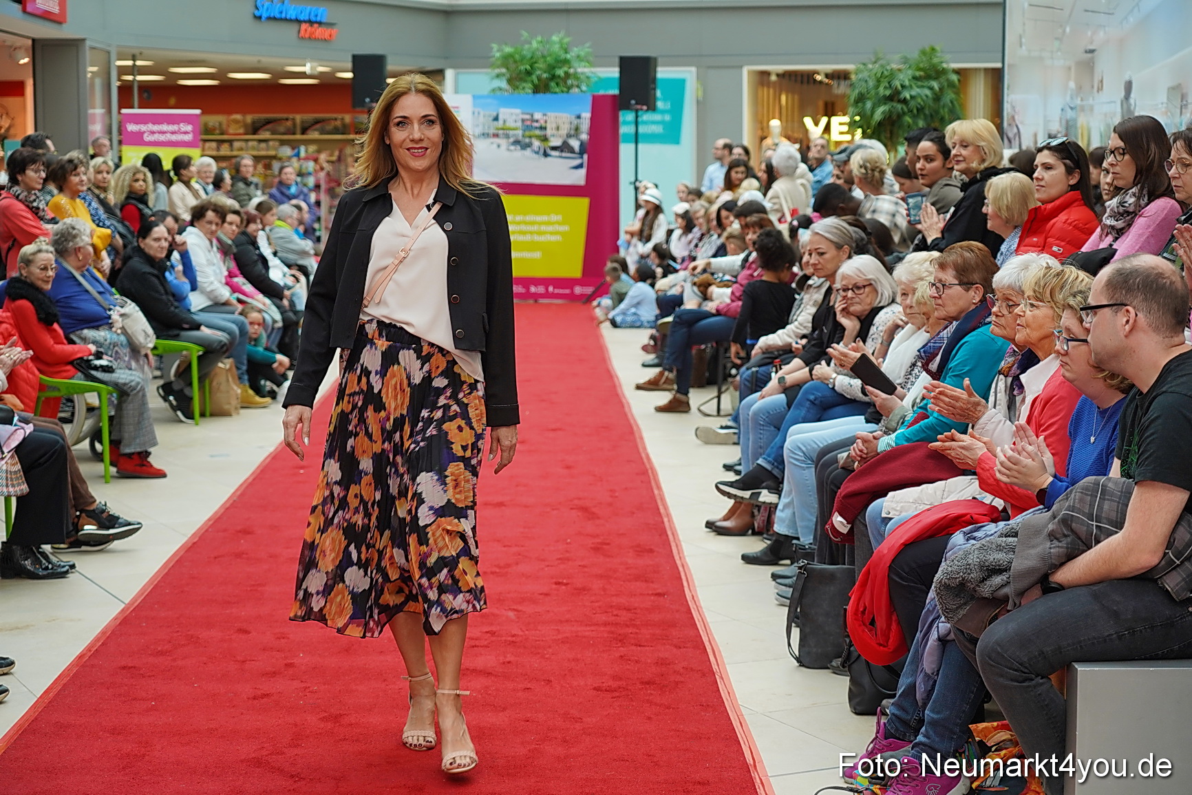 Fruehlingsmodenschau im NeuenMarkt 2024 0106