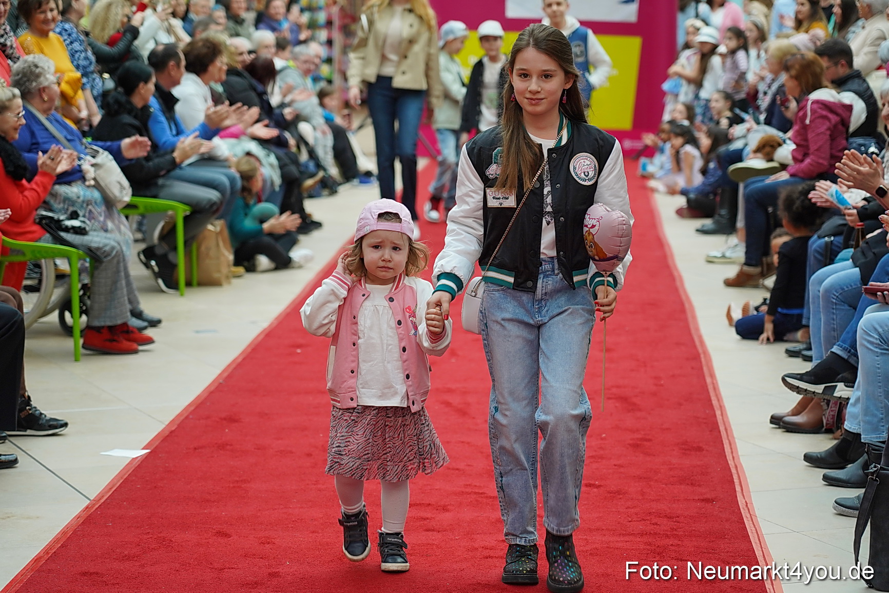 Fruehlingsmodenschau im NeuenMarkt 2024 0108