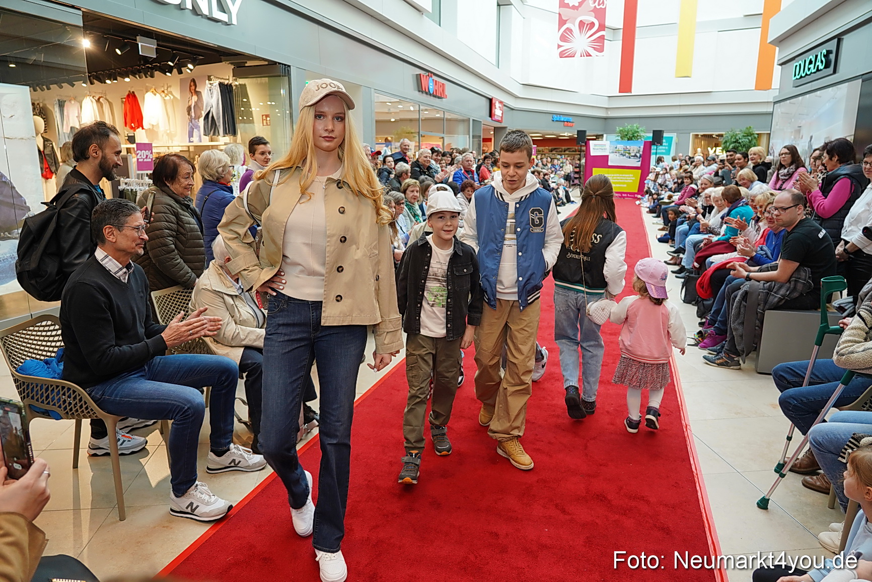 Fruehlingsmodenschau im NeuenMarkt 2024 0109