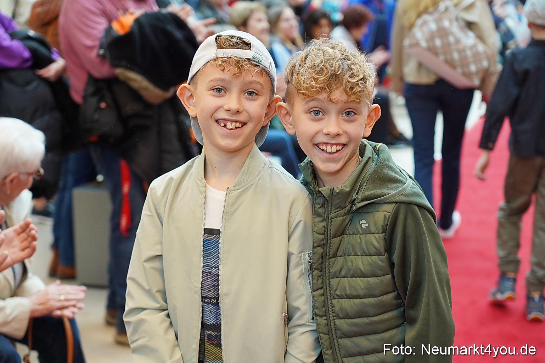 Fruehlingsmodenschau im NeuenMarkt 2024 0110