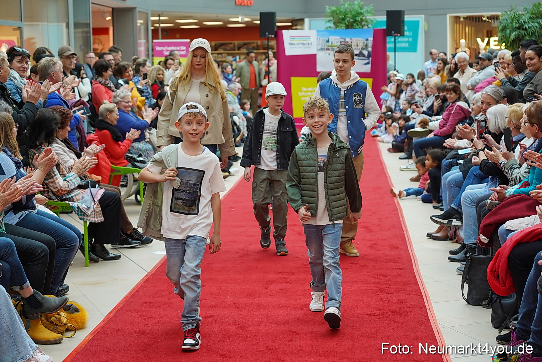 Fruehlingsmodenschau im NeuenMarkt 2024 0111