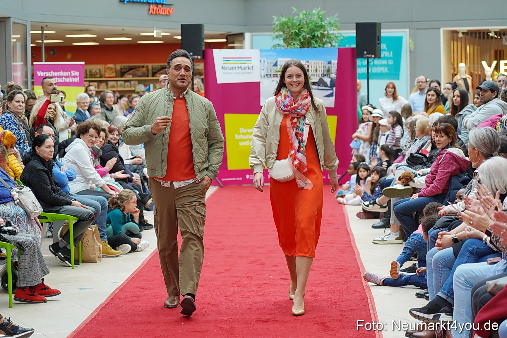 Fruehlingsmodenschau im NeuenMarkt 2024 0112