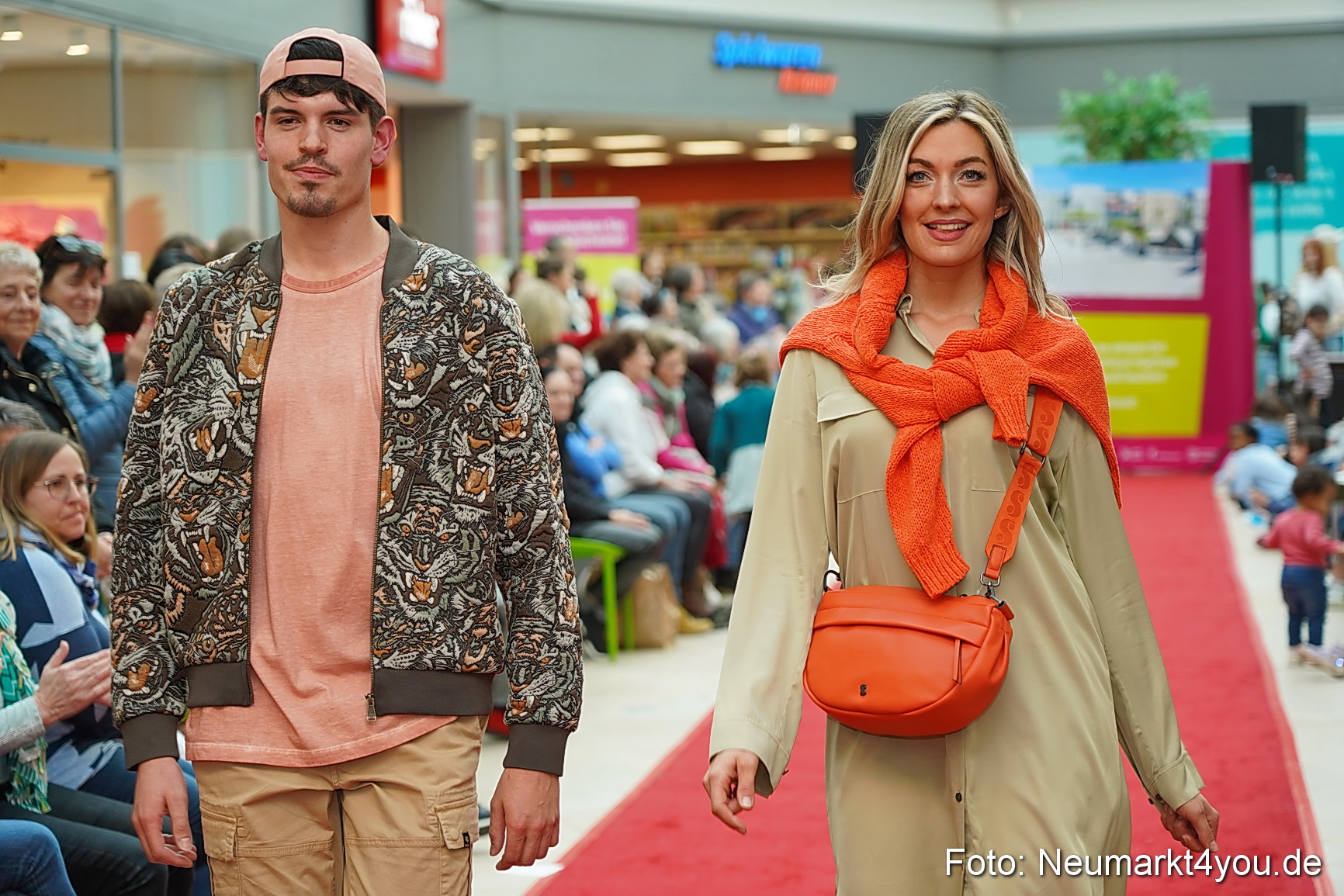 Fruehlingsmodenschau im NeuenMarkt 2024 0115