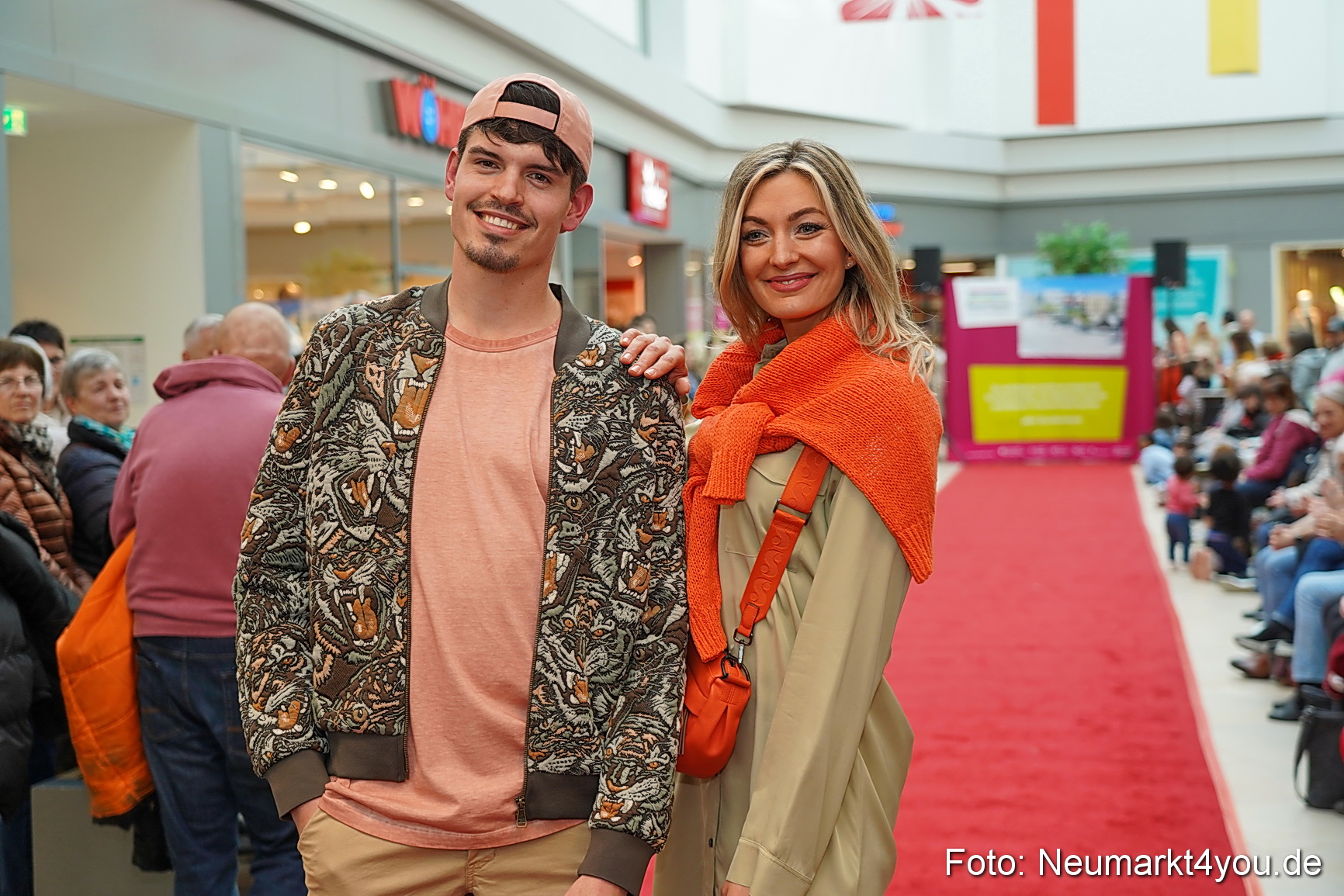 Fruehlingsmodenschau im NeuenMarkt 2024 0116