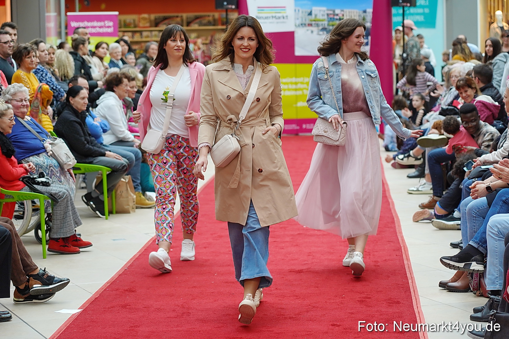 Fruehlingsmodenschau im NeuenMarkt 2024 0117