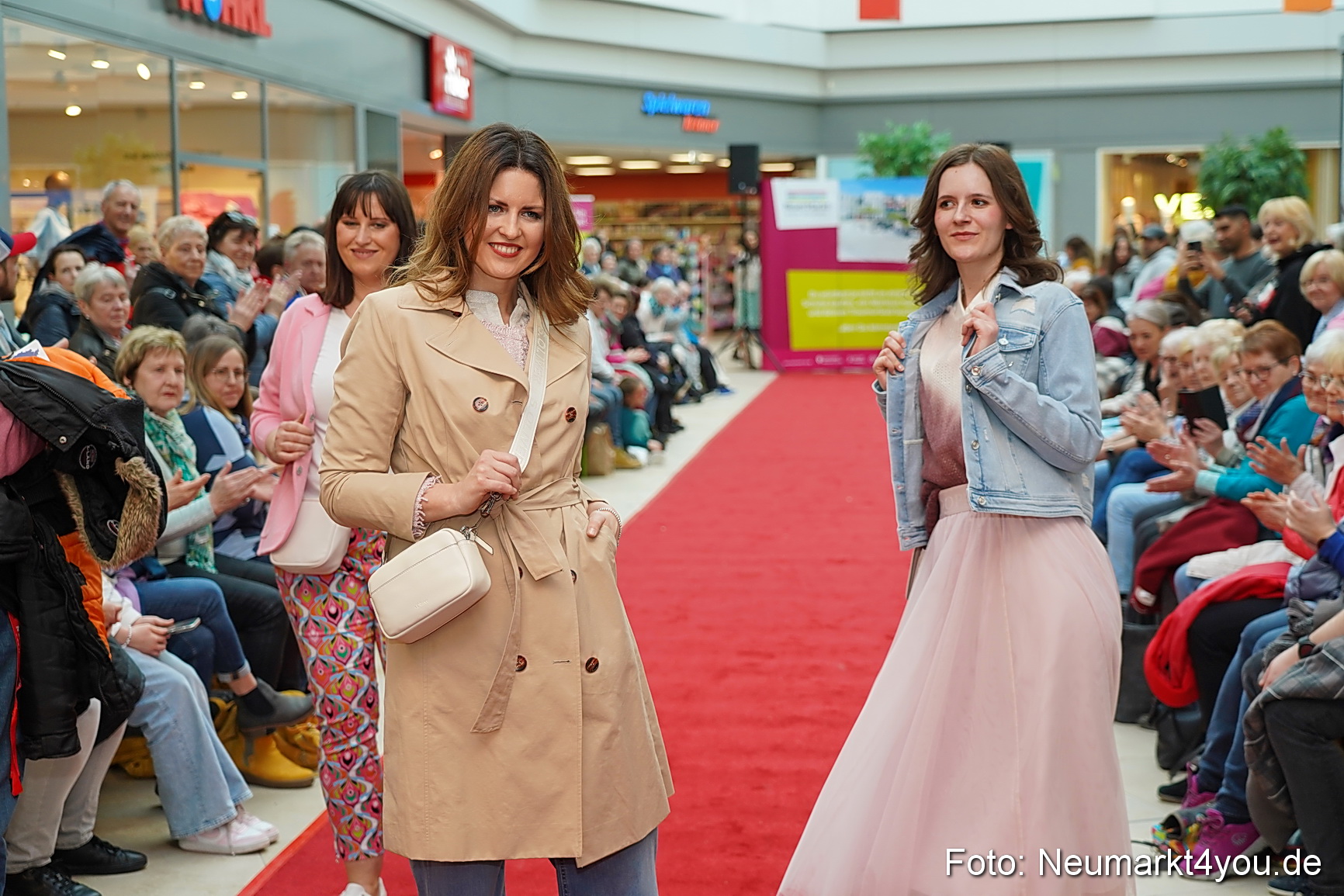 Fruehlingsmodenschau im NeuenMarkt 2024 0118