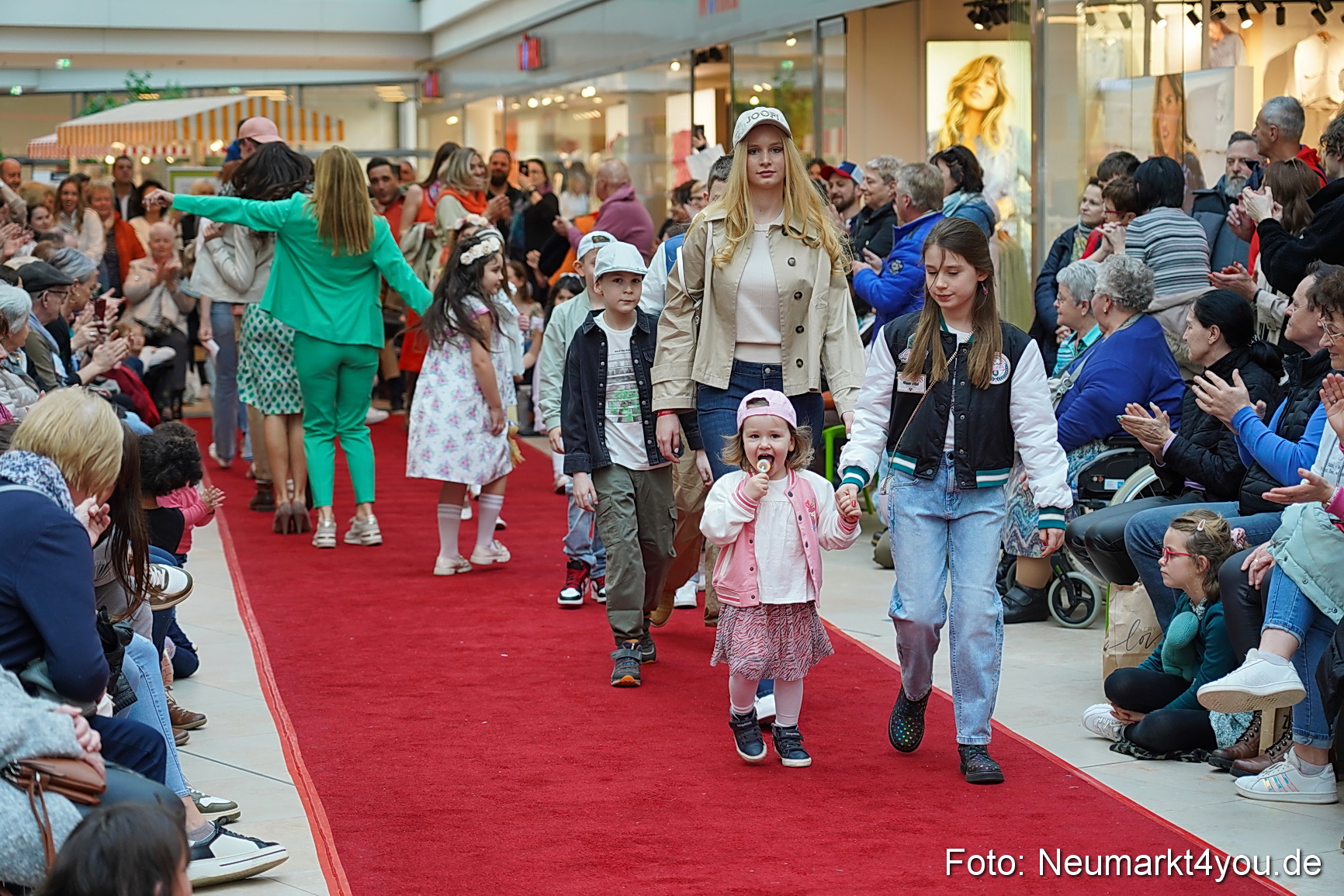 Fruehlingsmodenschau im NeuenMarkt 2024 0121