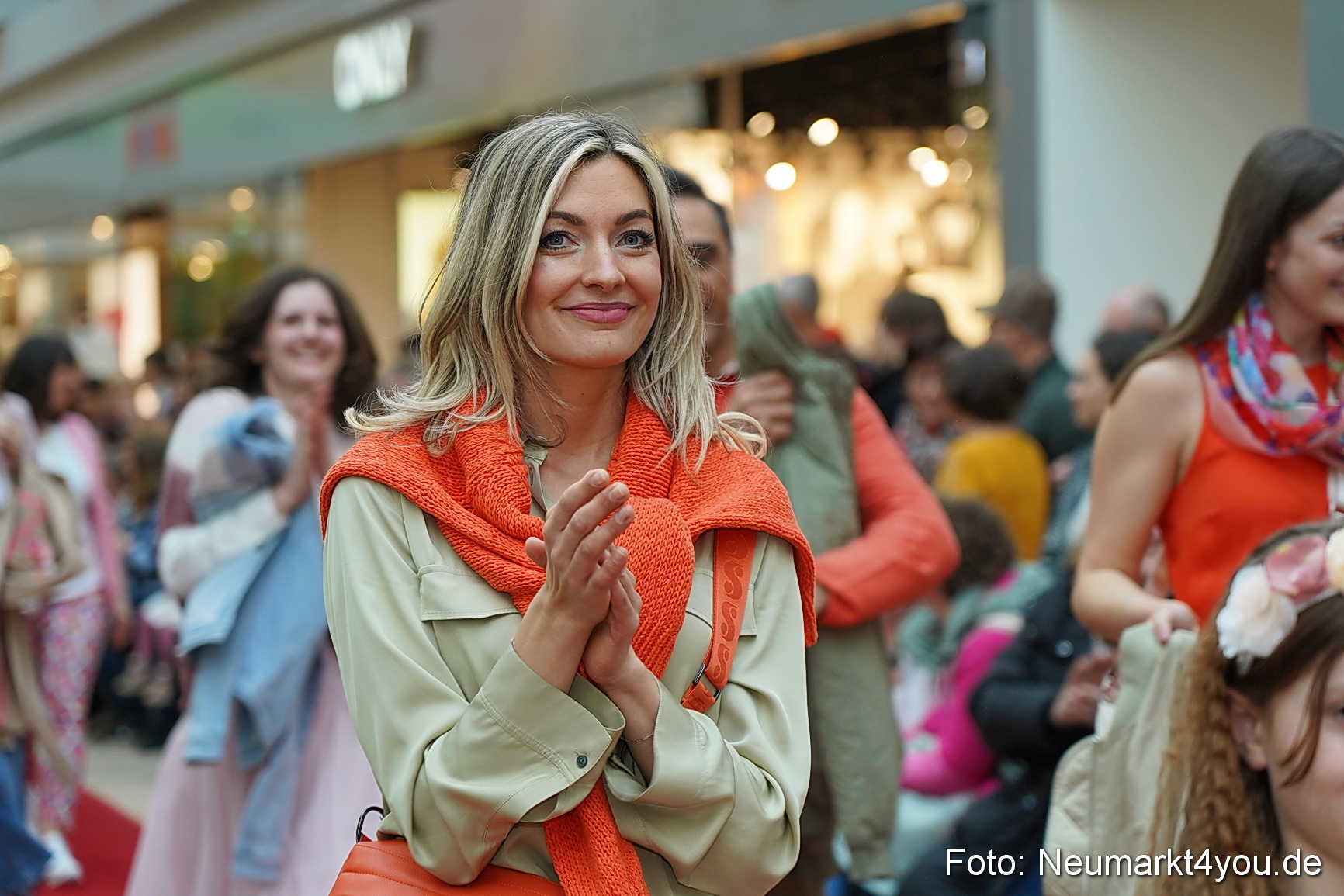 Fruehlingsmodenschau im NeuenMarkt 2024 0122