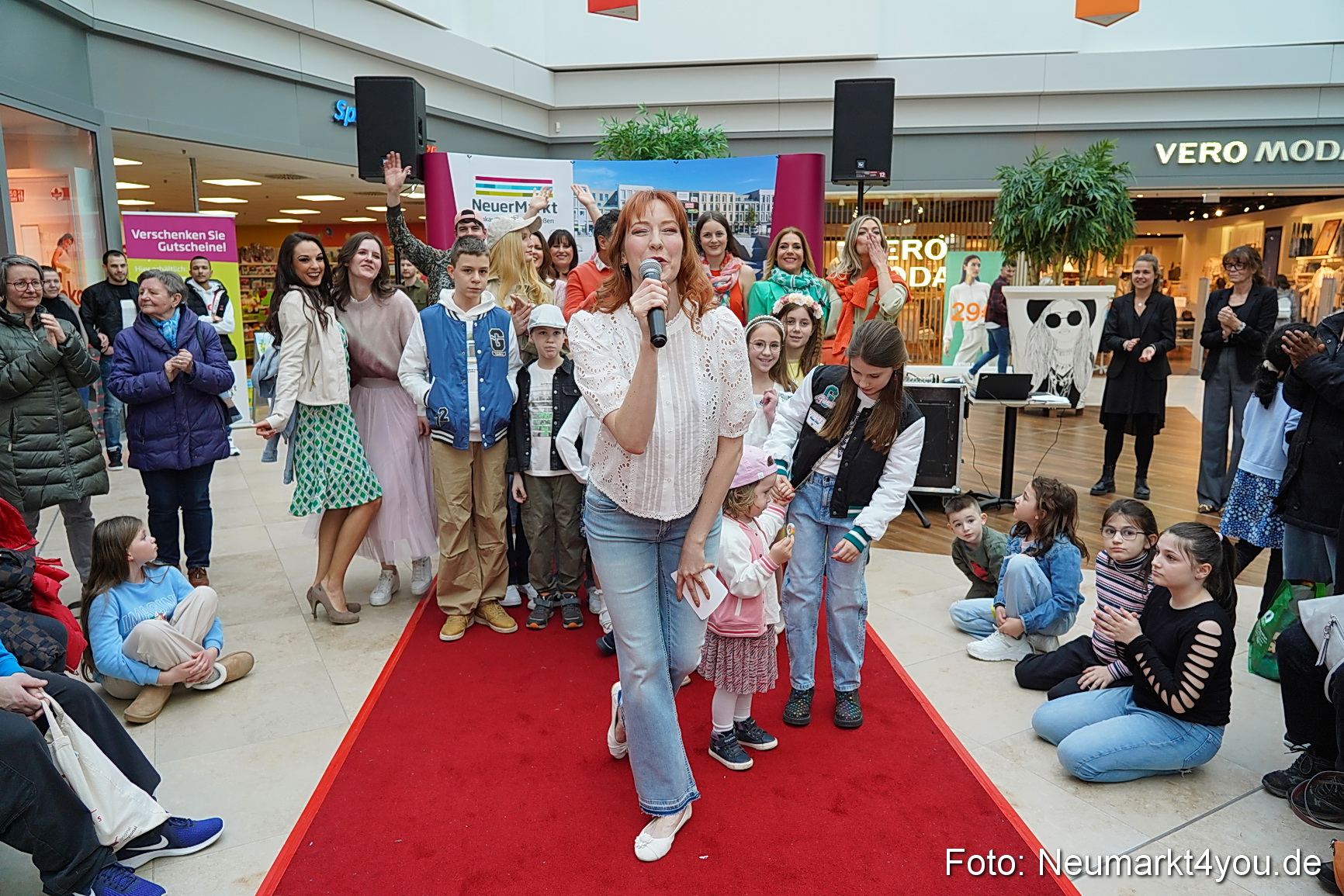 Fruehlingsmodenschau im NeuenMarkt 2024 0124