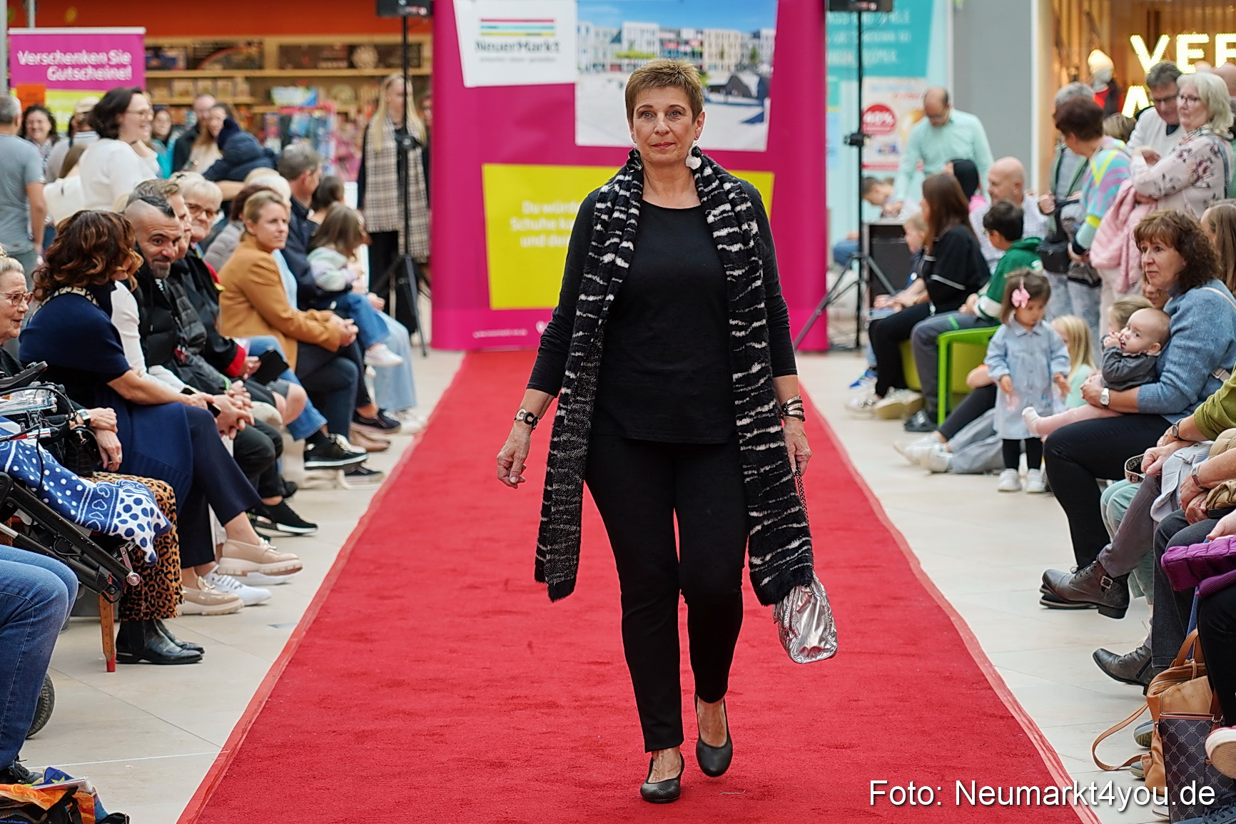 Herbstmodenschau NeuerMarkt 2024 0011