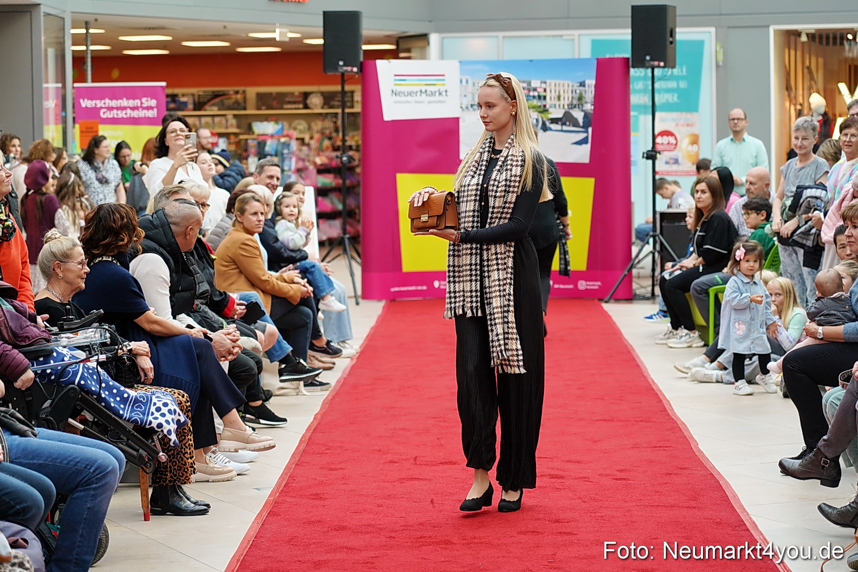 Herbstmodenschau NeuerMarkt 2024 0012
