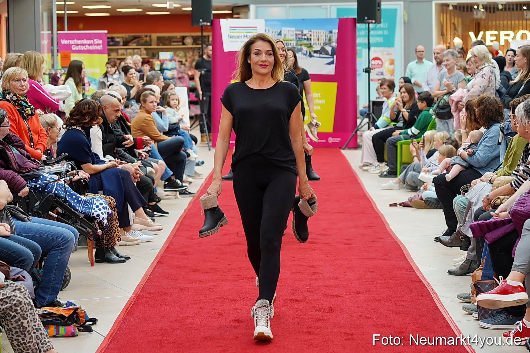 Herbstmodenschau NeuerMarkt 2024 0016