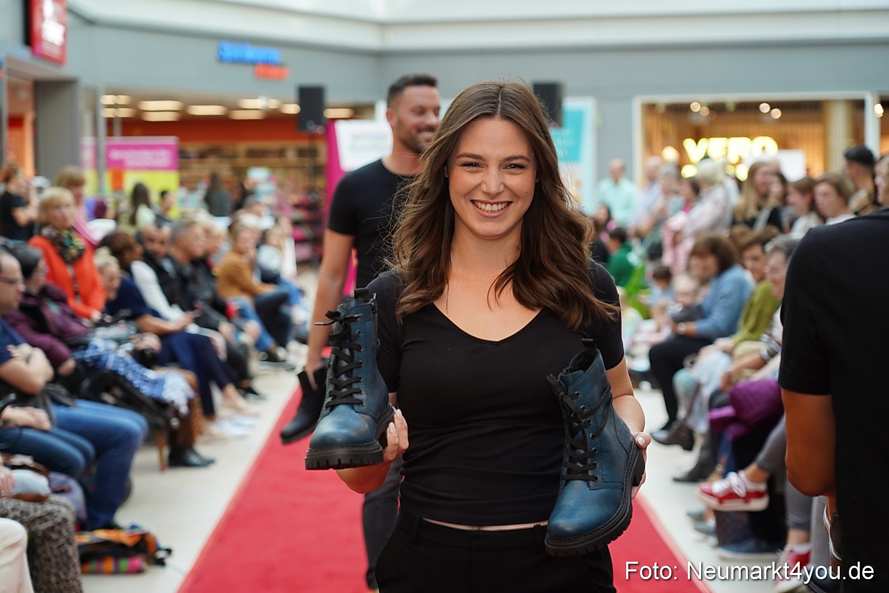 Herbstmodenschau NeuerMarkt 2024 0019