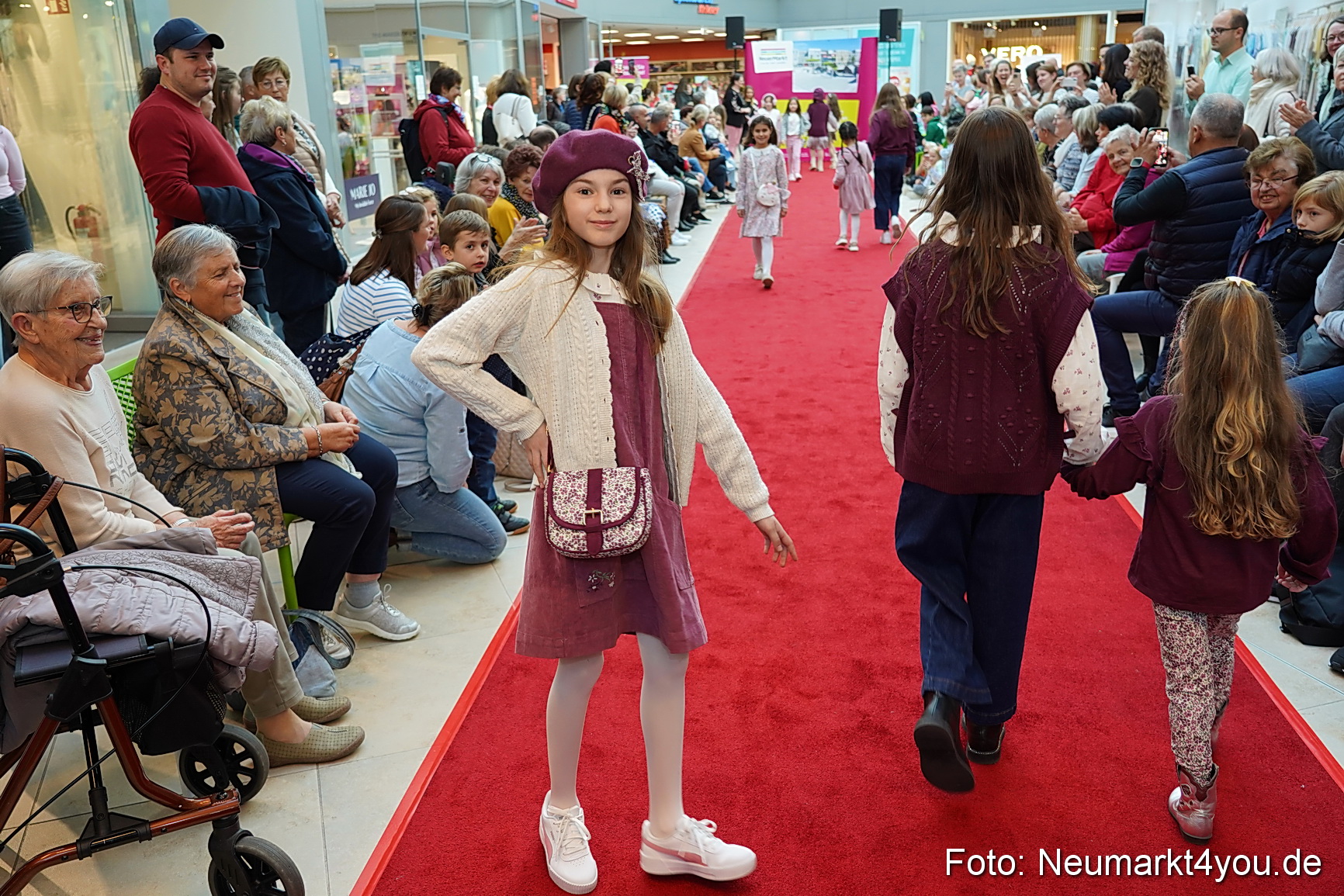 Herbstmodenschau NeuerMarkt 2024 0024