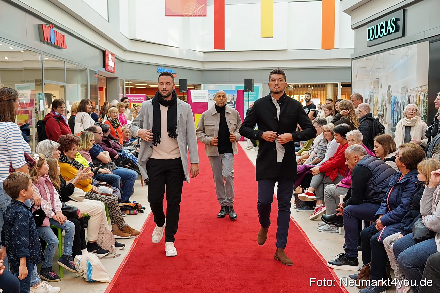 Herbstmodenschau NeuerMarkt 2024 0027