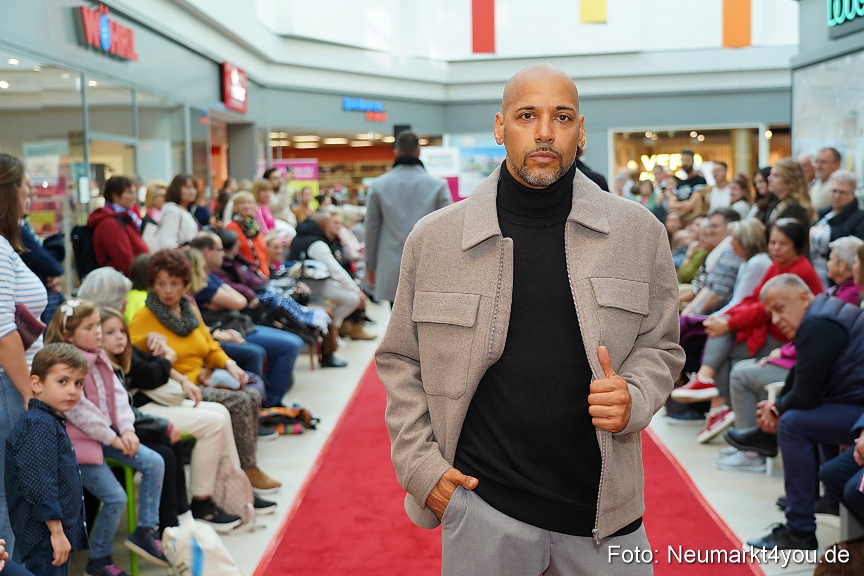 Herbstmodenschau NeuerMarkt 2024 0029