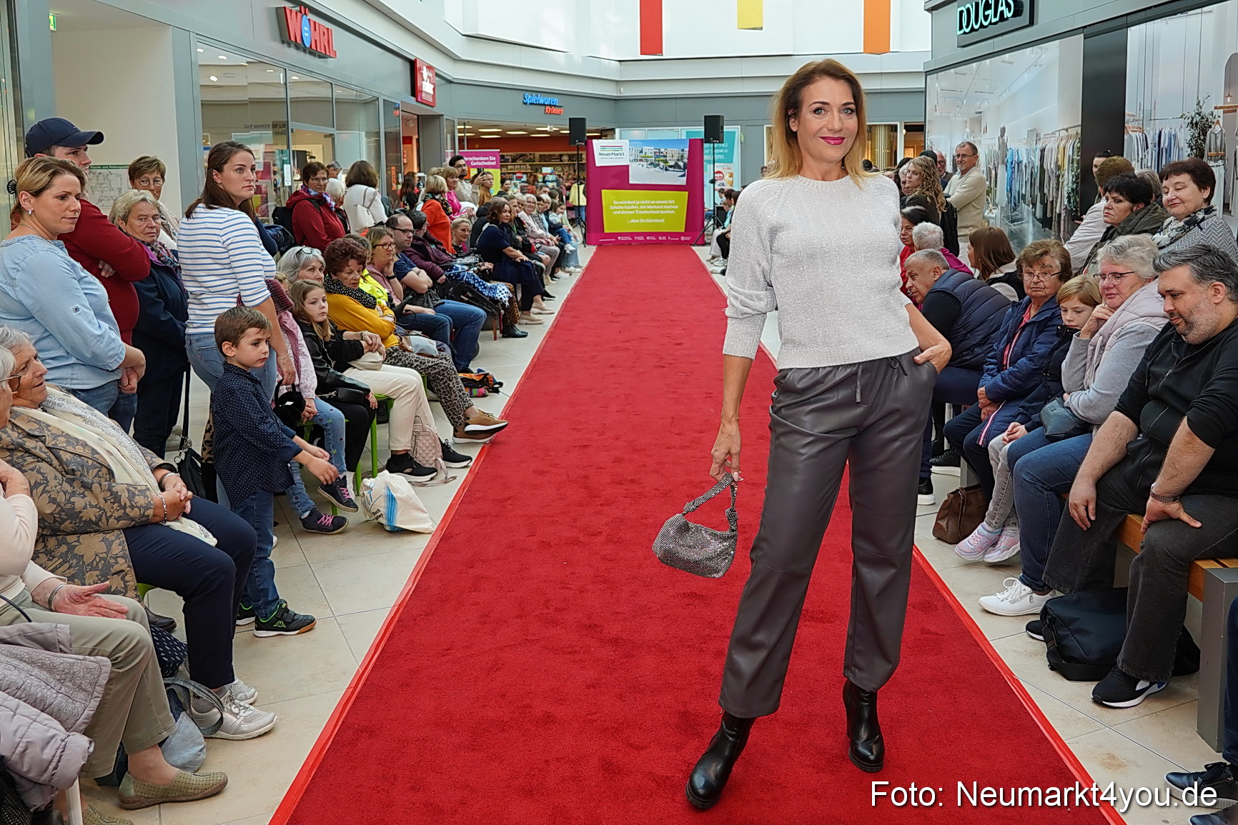 Herbstmodenschau NeuerMarkt 2024 0031