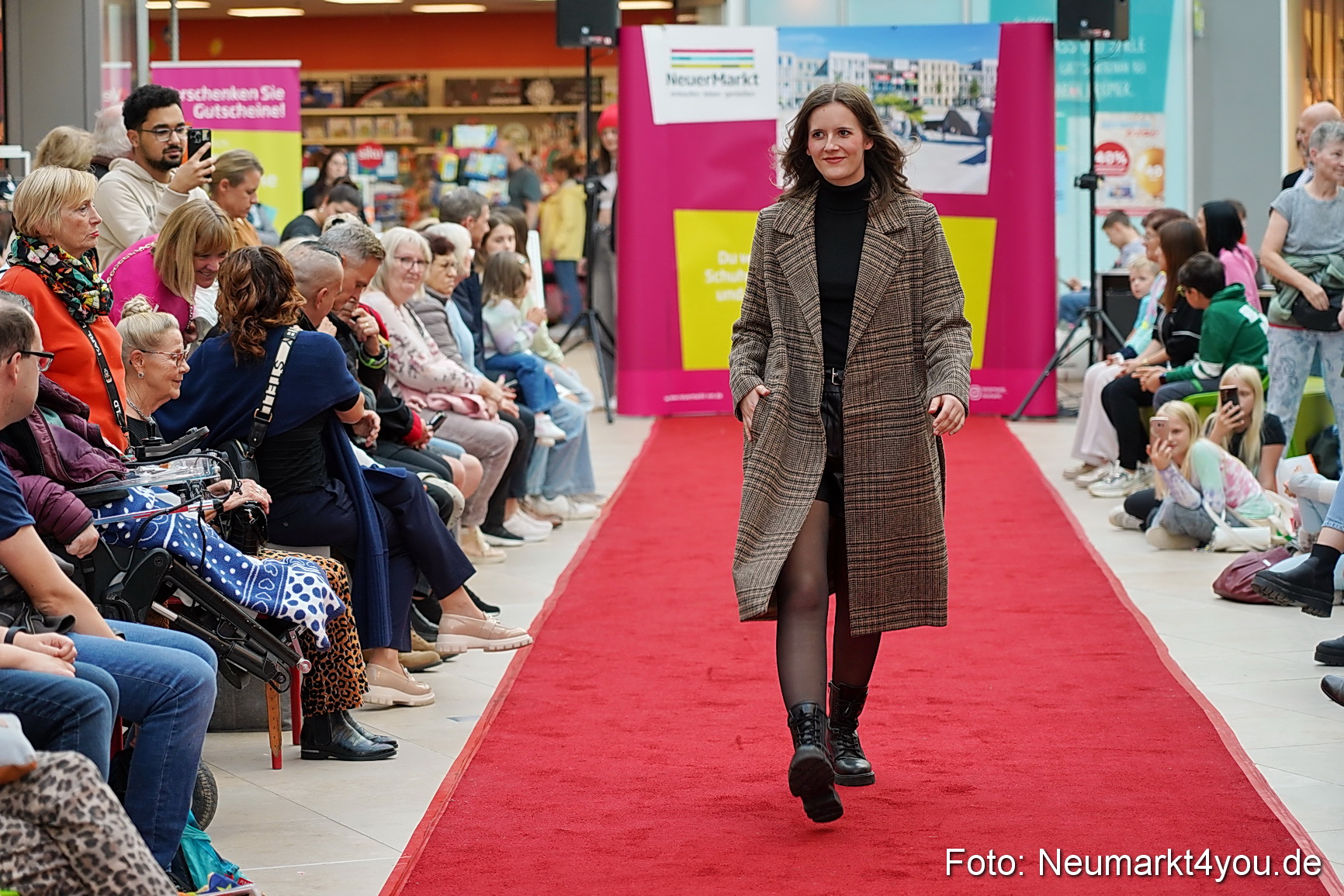 Herbstmodenschau NeuerMarkt 2024 0032