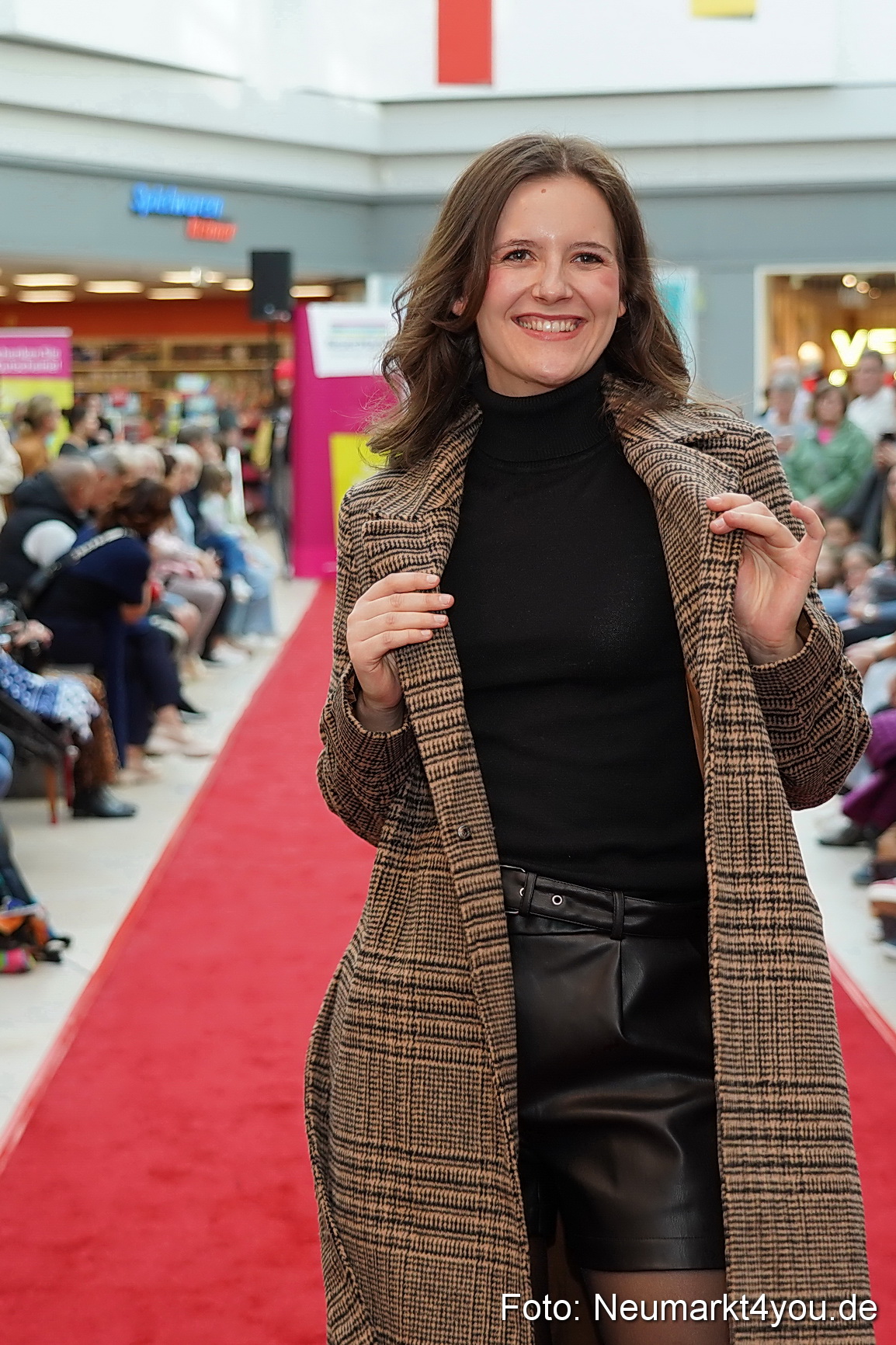 Herbstmodenschau NeuerMarkt 2024 0033