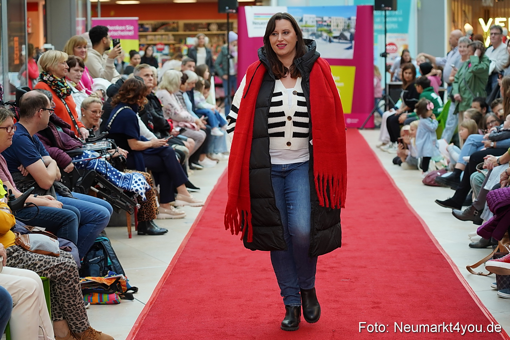 Herbstmodenschau NeuerMarkt 2024 0038